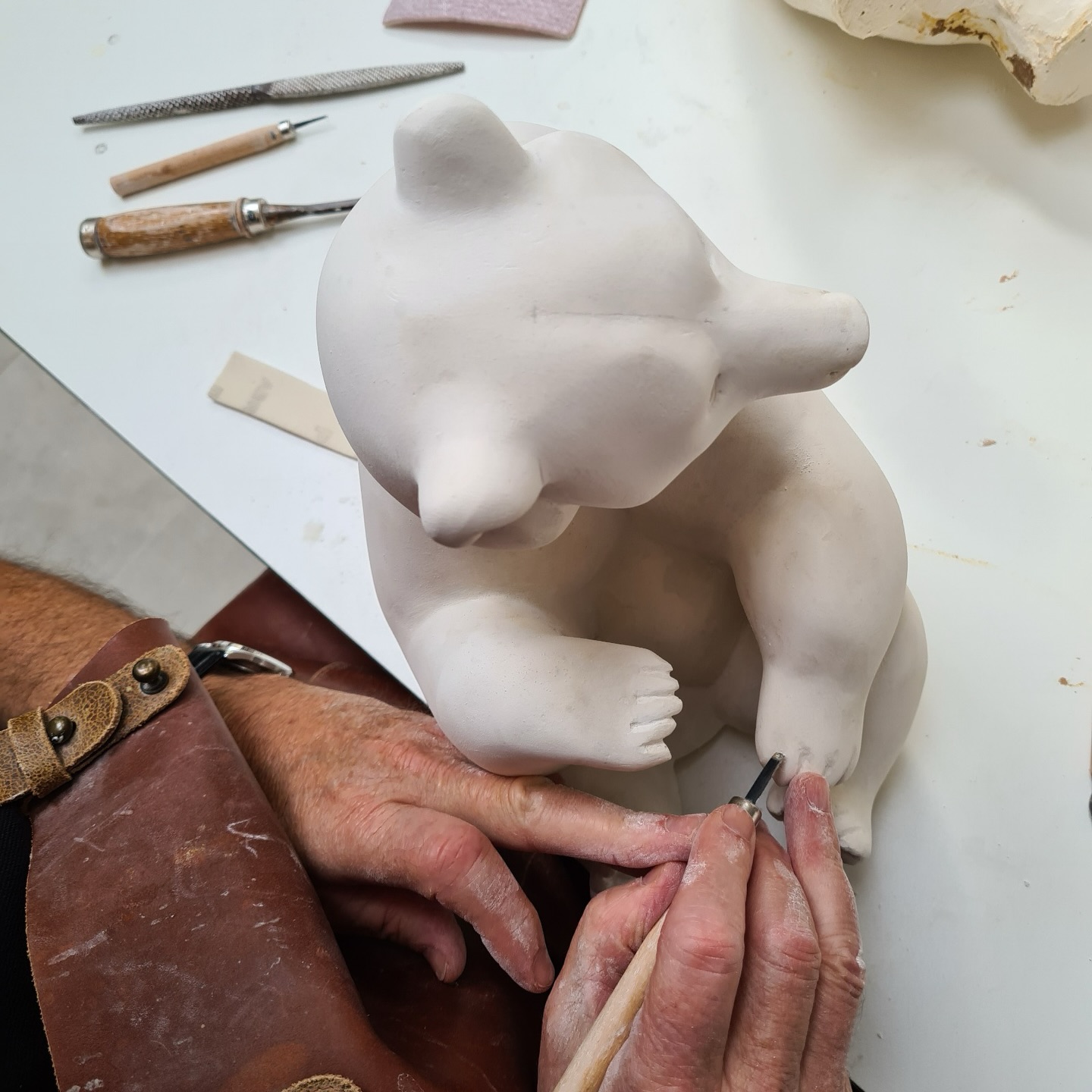 Avant le travail du bronze à la fonderie, il y a le calme de l’atelier et le doux bruit du papier de verre sur le plâtre tendre.
#platre #michelbassompierre #sculpture #atelier #sculptureoftheday