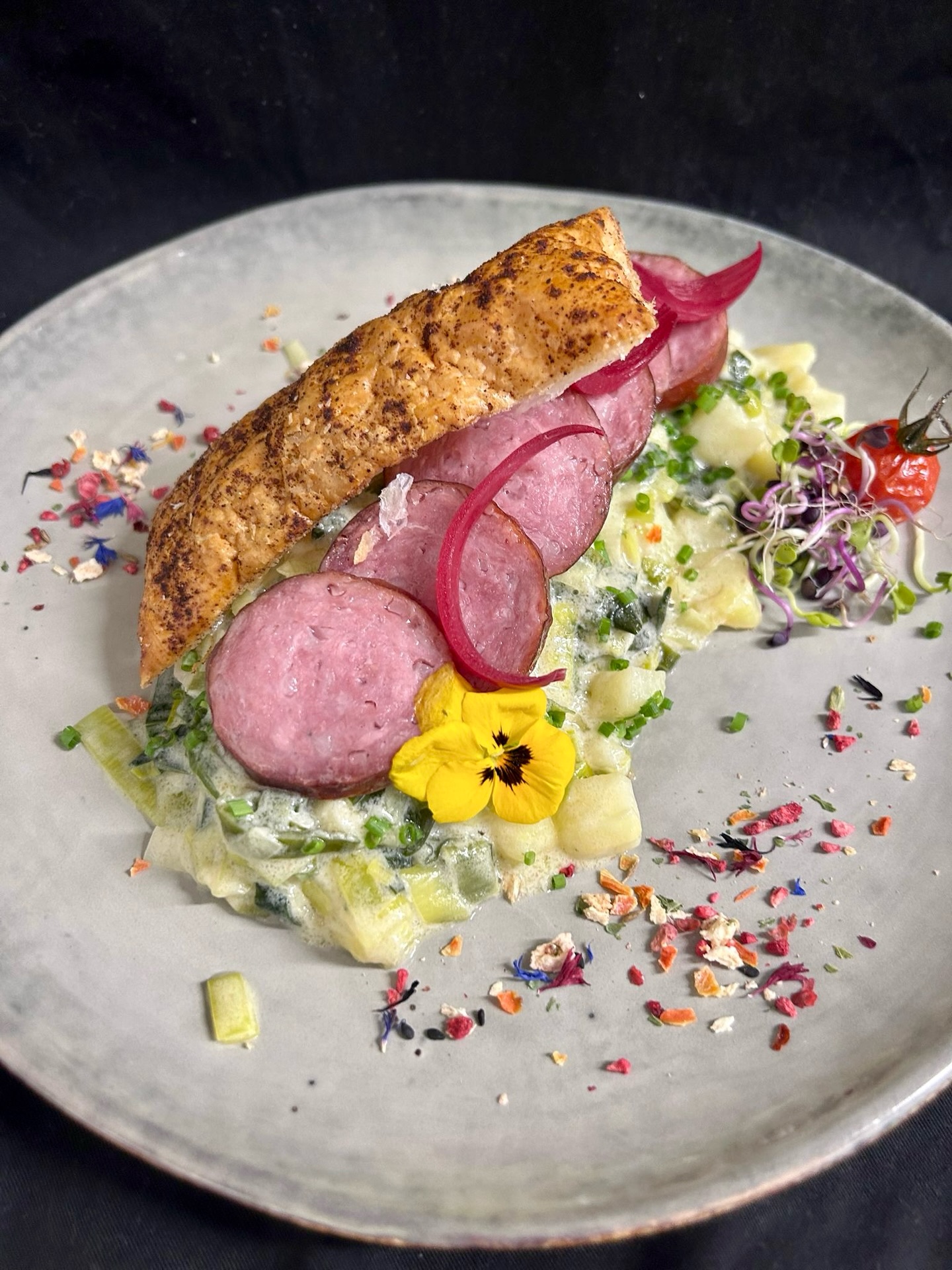 🥬 Le plat de la semaine à l’Auberge
Une revisite du papet vaudois, travaillée en feuilletage dans l’esprit de la maison.
Un clin d’œil à un grand classique de la région, revisité avec notre touche, tout en gardant l’essence de ce plat emblématique.
Une manière de redécouvrir le terroir, autrement.