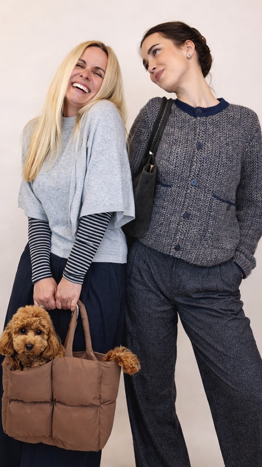 Schaut euch mal die tollen Looks von @zusss.nl aus Drop3 / Drop4 an. 🥰
Unsere niederländische Marke zeigt wunderschöne Styles für den Liefertermin September und Oktober mit großartigem Strick, starken Kombinationen und Looks, die auf Anhieb stimmig wirken.
Louisa hat ihre Lieblingsteile aus der Fashion Collection bereits ausgesucht und wir freuen uns riesig auf die kommenden Termine mit euch.
Noch bis zum 30.04.2026 präsentieren wir euch die Kollektion bei uns im Showroom oder ganz unkompliziert via FaceTime. Auch Termine am Abend und am Wochenende sind möglich.
Meldet euch gern direkt bei uns und vereinbart euren Sichtungstermin.
Und jetzt möchten wir von euch wissen:
Welches Outfit ist euer Favorit?
Habt einen schönen Abend und viele liebe Grüße,
Eure Carmen
⸻
Willkommen bei Carmen Fischer Agents.
Unser Showroom im Düsseldorfer Lorettoviertel ist ein Treffpunkt für internationale Fashion Labels und den stationären Handel.
Hier entdecken Concept Stores, Boutiquen und Einkäufer eine sorgfältig kuratierte Auswahl aus Fashion, Schmuck, Accessoires und Schuhen.
Wir glauben an starke Marken, persönliche Beziehungen und Kollektionen, die im Handel wirklich funktionieren.
📍 Düsseldorf
👗 Fashion, Schmuck, Accessoires, Schuhe
🤝 Für Concept Stores, Boutiquen und Einkäufer
Sie möchten unsere Marken kennenlernen?
Buchen Sie Ihren Termin über den Link in unserer Bio.
#carmenfischeragents #modeagentur