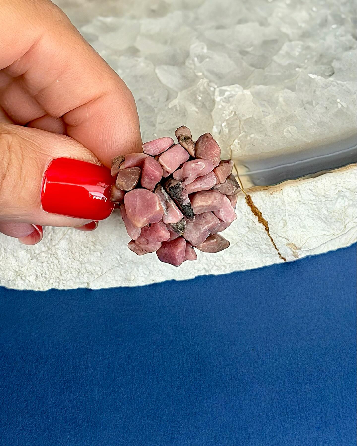 Anel feitos com cascalhos de pedras rodocrosita, também chamada “Rosa do Inca” ou rosinca.
Ela é bem matizada com um toque rosado.
Sua aparência exótica vai deixar seu visual moderno e descolado.
Garanta o seu e conheça toda a coleção Pedras e Macramê acessando a nossa loja virtual. aproveite o FRETE GRÁTIS para compra de quaisquer produtos pronta entrega e não esqueça de usar o cupom BEMVINDA10 para desfrutar de desconto na sua primeira compra.
#luxosustentavel
#elegancianatural
#aneisdepedra