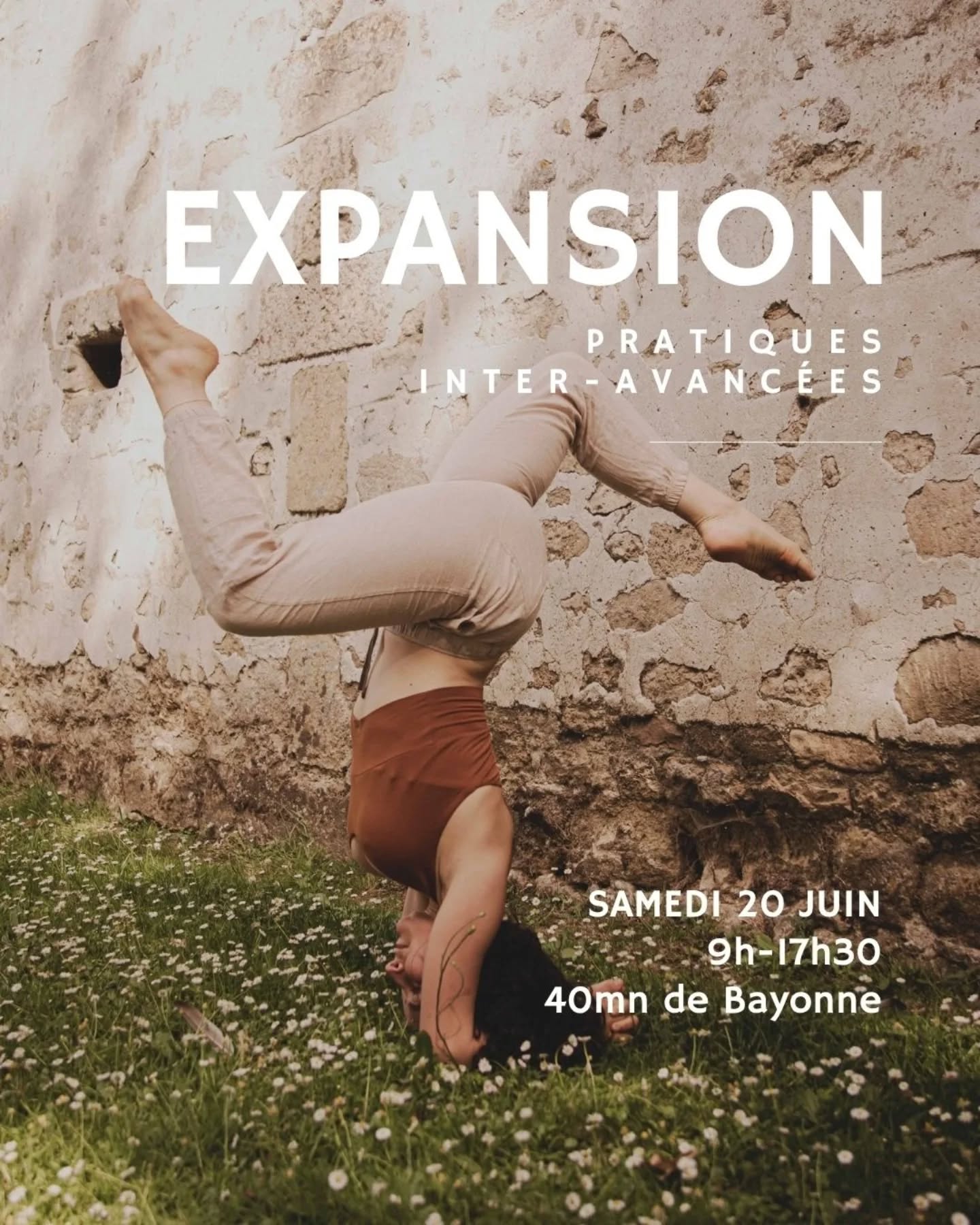 STAGE INTER-AVANCÉ 💡
J'ai voulu un format immersif, dans un lieu dédié au mouvement et à l'exploration. Ce stage invite à aller plus loin, dans la curiosité, dans l'exploration que l'on prête à la pratique, dans la qualité de présence que l'on déploie et les transitions qui relient les postures.
-
L'idée ? Repartir avec une palettes d'outils et des clés de compréhension pour aller plus loin dans sa pratique. Réaliser la posture importe peu, construisons le chemin avec intelligence, en liant corps, esprit, souffle
-
SAMEDI 20 JUIN, 9h-17h30
🍓 L'endroit ? Chez @theo.et.marion_ostal. L'accueil, l'atmosphère et le brunch sont absolument délicieux & compris dans le prix.
🚗 A seulement 40mn de Bayonne. Covoiturage depuis la côte.
🙌🏻 Merci pour l'accueil de ce stage. Il reste les 3 dernières places. Le groupe est minimaliste pour des retours personnalisés à souhait.
Fin du tarif earlybird demain ! Page d'inscription dans la bio 🥳
📸 @estellechouquaisphotographie