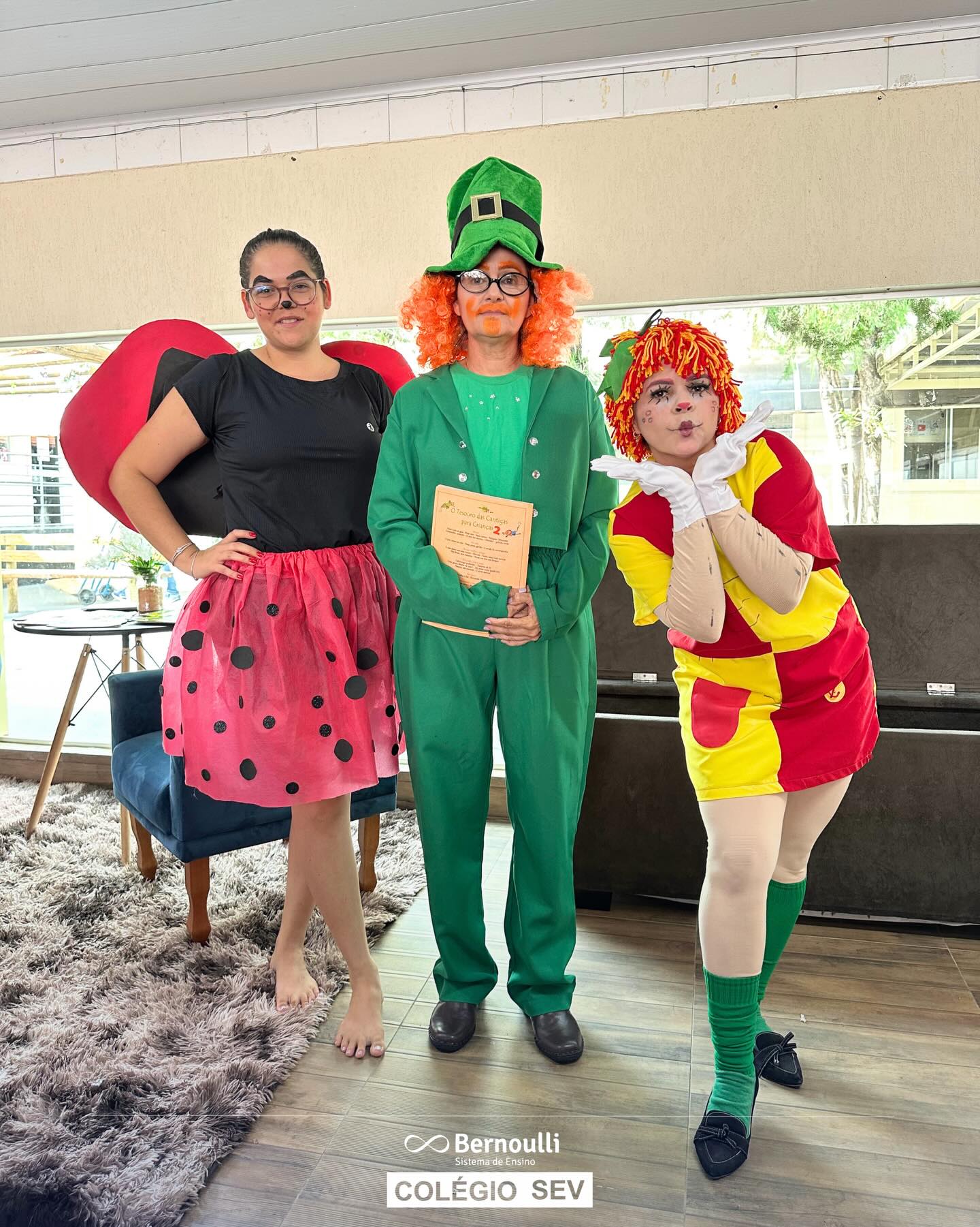 Hoje foi dia de teatro, risadas e uma mensagem que ficou.
Nossos alunos assistiram à peça “Emília entrou numa fria” e, com muito humor e criatividade, descobriram que a leitura é uma grande aliada para entender o mundo, imaginar possibilidades e até sair das situações mais inusitadas.
Porque quando a leitura entra em cena, tudo ganha mais sentido, mais cor e mais encanto.
E é assim que seguimos formando leitores: com experiências que marcam, divertem e ensinam.
Dia do Livro Infantil - 18 de abril.