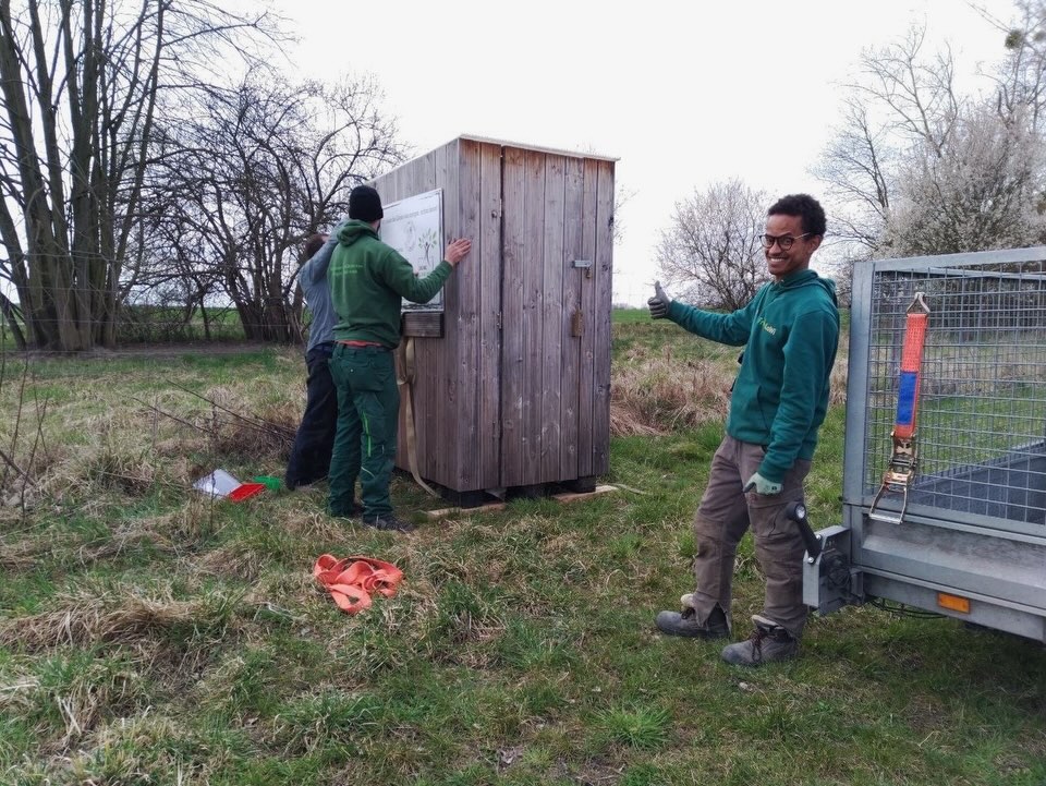 Wir haben einen Neuzugang bei der FrohLaWi: Eine Komposttoilette, die von unseren lieben Freunden von @deine_lieblingsgaertner aus Henningsdorf entworfen, gebaut und geliefert wurde! Sie befindet sich in der südlichen Ecke des Grundstücks, am anderen Ende des Schulgartens, gegenüber der Abholstation. Da freut sich auch insbesondere unsere Vorstand (letztes Foto). 😉
