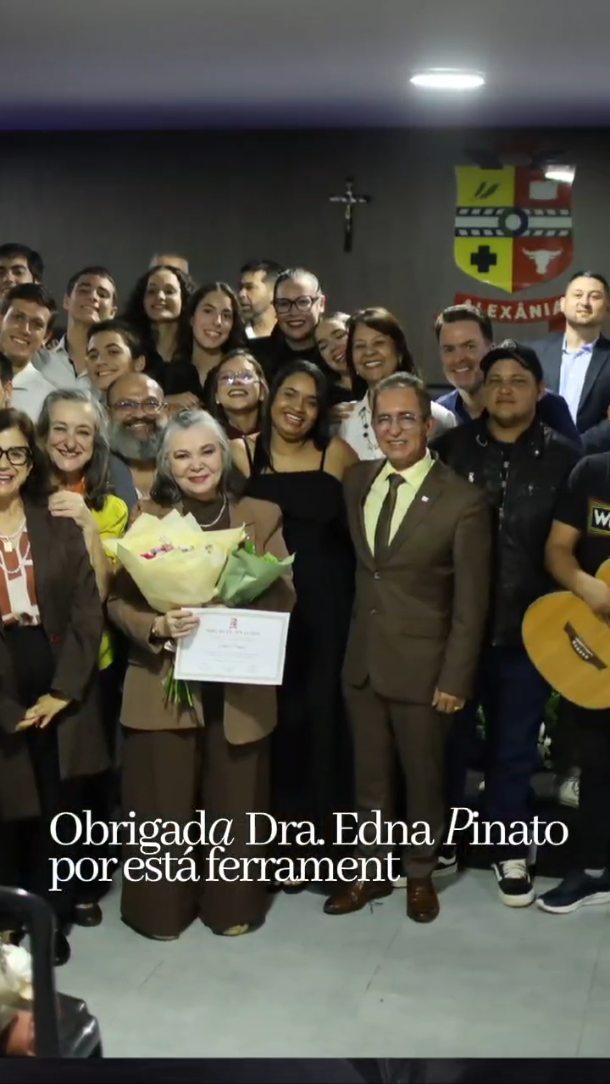 Uma noite que ficará marcada na história de Alexânia ✨
A Dra. Edna foi homenageada na Câmara dos Vereadores no dia 15 de Abril, em uma Sessão Solene dedicada a"Pessoas Ilustres " um reconhecimento mais do que merecido por tudo o que ela representa para a nossa cidade, para a cultura e para tantas vidas que já foram tocadas pelo seu propósito.
A abertura foi simplesmente emocionante… a dupla Makeda Malê trouxe uma interpretação profunda e sensível de “Oração de São Francisco”, preenchendo o ambiente com paz, reflexão e gratidão.
E, para encerrar, um momento que tocou o coração de todos: os violeiros Samuel, Ana Cristal e Rogério prestaram sua homenagem com a força da música, trazendo verdade, sentimento e identidade.
Foi mais do que uma cerimônia… Foi um encontro de almas, de reconhecimento e de amor.
Parabéns, Dra. Edna. Sua história honra Alexânia. 💛
E Obrigada pelo Teatro Marie Padille!