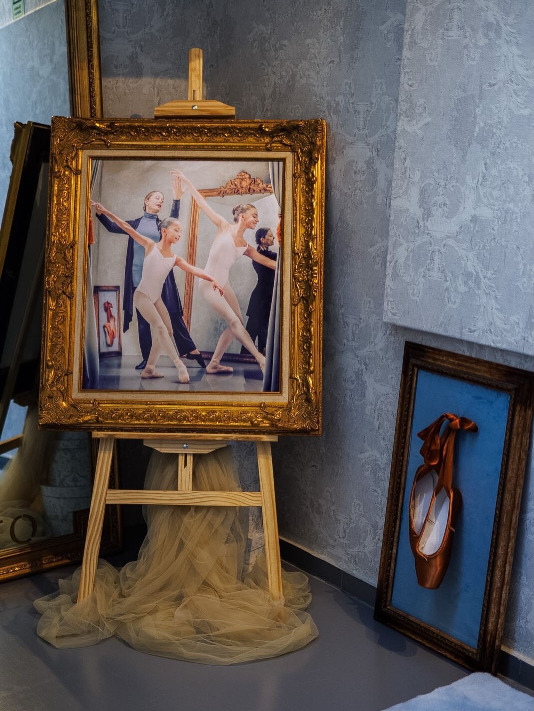 No passado dia 13 de abril, teve lugar a inauguração da exposição Os Sussurros de Terpsícore, do artista visual Alejandro Coutinho, na Balletto, em Lisboa. Um momento de encontro entre artistas, comunidade e público.
A EDAM tem muito orgulho de ver representadas, nesta exposição, a sua aluna Núria e a sua aluna Beatriz. 🩰
Foi também com enorme satisfação que assistimos ao reconhecimento do contributo da Prof.ª Ana Mangericão, cujo saber, construído ao longo de quase 50 anos ao serviço pedagógico da dança, continua a inspirar e a marcar gerações. Num momento de partilha e reflexão com Barbora Hruskova e Inês Ferrer, foram abordadas as diferentes fases da bailarina e a relação com o corpo, nas suas dimensões pedagógica e artística.
A exposição encontra-se aberta ao público e deixamos o convite para a visitarem! ✨