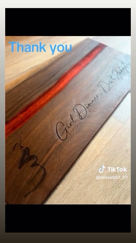 Thanks @missasmith28 for the unboxing!! She won this board in my last giveaway over on TikTok.
Oh what’s that? 👂👂👂You want one of those??? I’ll be announcing a few giveaways here on IG soon (hint the closer to 1k the faster it happens).
I do resin and wood boards, small tables and other cool things. I’ll be working on my website and adding some more #bookish merch there soon.
#booktok #bookishgifts #giveaway #artist
Reposted with permission.