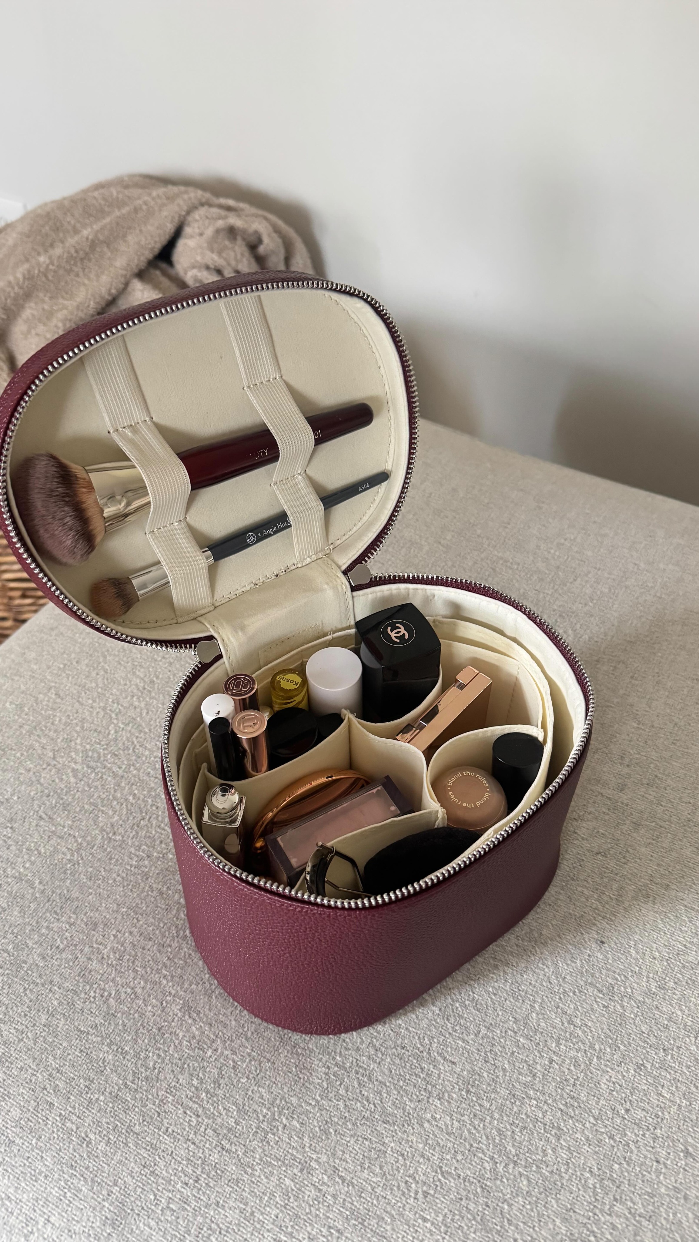 Love this Amazon find for my personal makeup! Small purchase, big upgrade. All products linked in my bio.
#beautyblogger #makeupartist #longislandmakeupartist #bridalmakeup #makeupbag