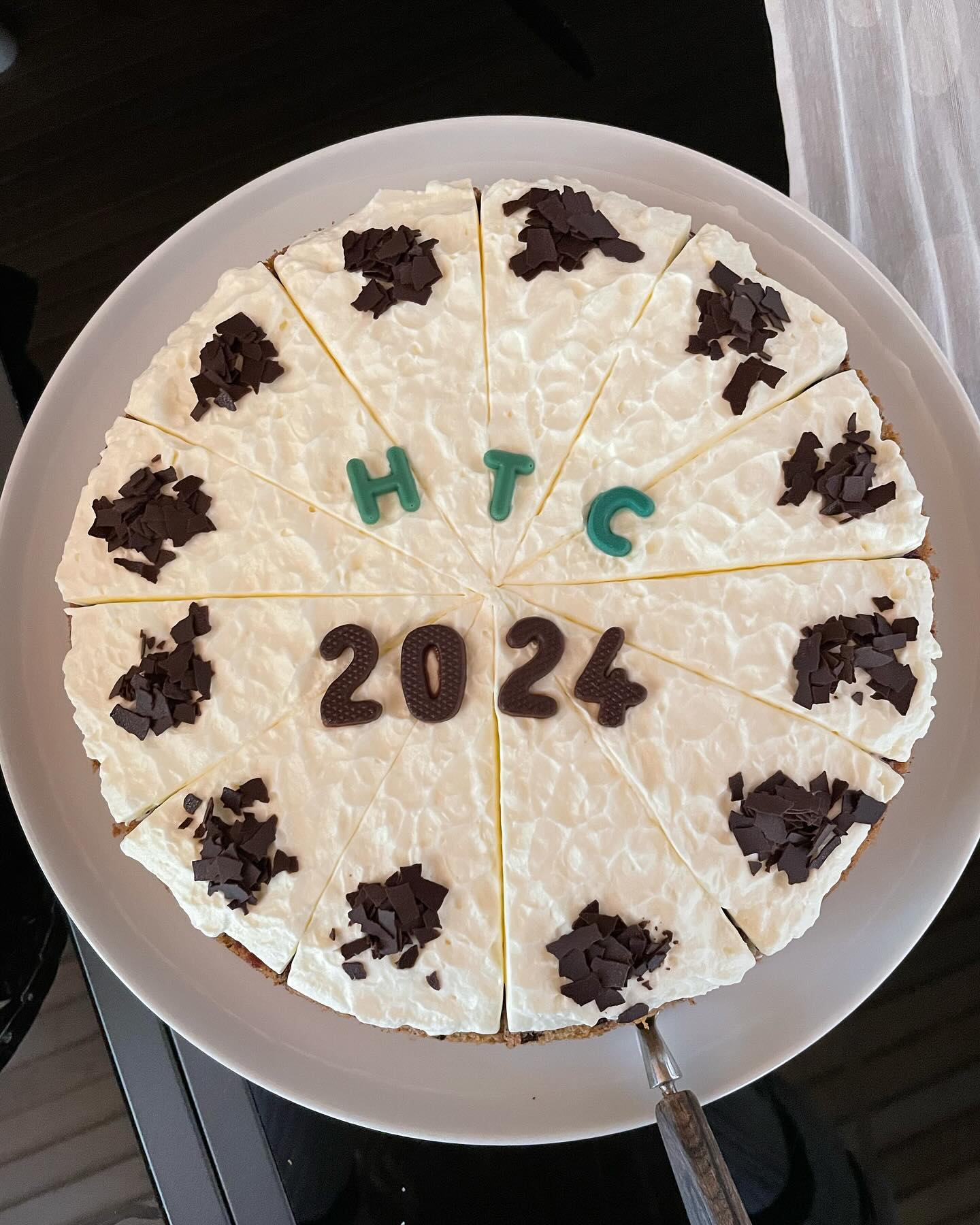 Vergangenes Wochenende haben wir unseren Saisonabschluss gefeiert! Zwischen einigen Regenpausen, in denen sich unsere Vereinsmitglieder bei Kaffee und Kuchen zusammengesetzt haben, kam doch noch mal die Sonne heraus und wir konnten die letzten Bälle draußen auf unseren Plätzen für dieses Jahr schlagen. Zum Abschluss gab es ein leckeres Grillbuffet und wir haben den Abend gemeinsam ausklingen lassen. Nun geht es in die Hallensaison! 🎾 #tennis #htc #hambergertc #sommersaison #saisonabschluss #hambergen