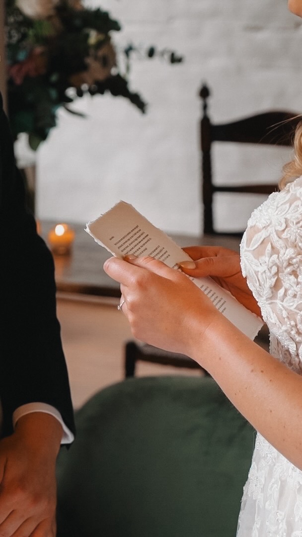 Soms twijfelen bruidsparen of ze geloften willen uitspreken. Heel begrijpelijk, want het kan best spannend zijn om zulke persoonlijke woorden in het bijzijn van iedereen te delen.
Maar juist die woorden maken je trouwfilm zo waardevol. Ze geven betekenis, emotie en meer lading aan jullie film.
En het mooie is, die geloften kan je ook gewoon alleen voor elkaar houden. Je kunt er bijvoorbeeld ook voor kiezen om even samen een rustig moment te nemen op de dag zelf, alleen met z’n tweeën. Of schrijf elkaar een kaart, die jullie tijdens de voorbereidingen in de ochtend pas openen.
Op die manier kan ik jullie woorden toch verwerken in de film en kom het ook echt binnen als je hem terugkijkt 🤍
#trouwfilm #trouwen #wedding #weddingfilm #geloften
