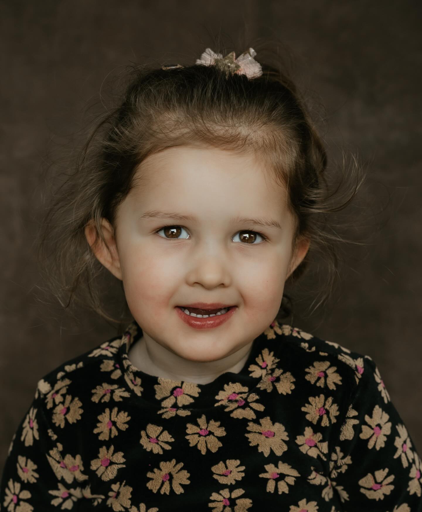 De minishoot van gisteren liep niet zo storm… veel gaven er aan dat het geen handige dag was. Snap ik uiteraard! Helaas zitten mijn weekenden vol. Maar wil jij een mini-portret shoot? En kunnen jullie doordeweeks? Dan heb ik een leuke actie! DM voor meer info. Is toch voor moederdag of vaderdag???
#fotograafbrabant #portretfotograaf #minishoot #allesflits #fotoshootettenleur