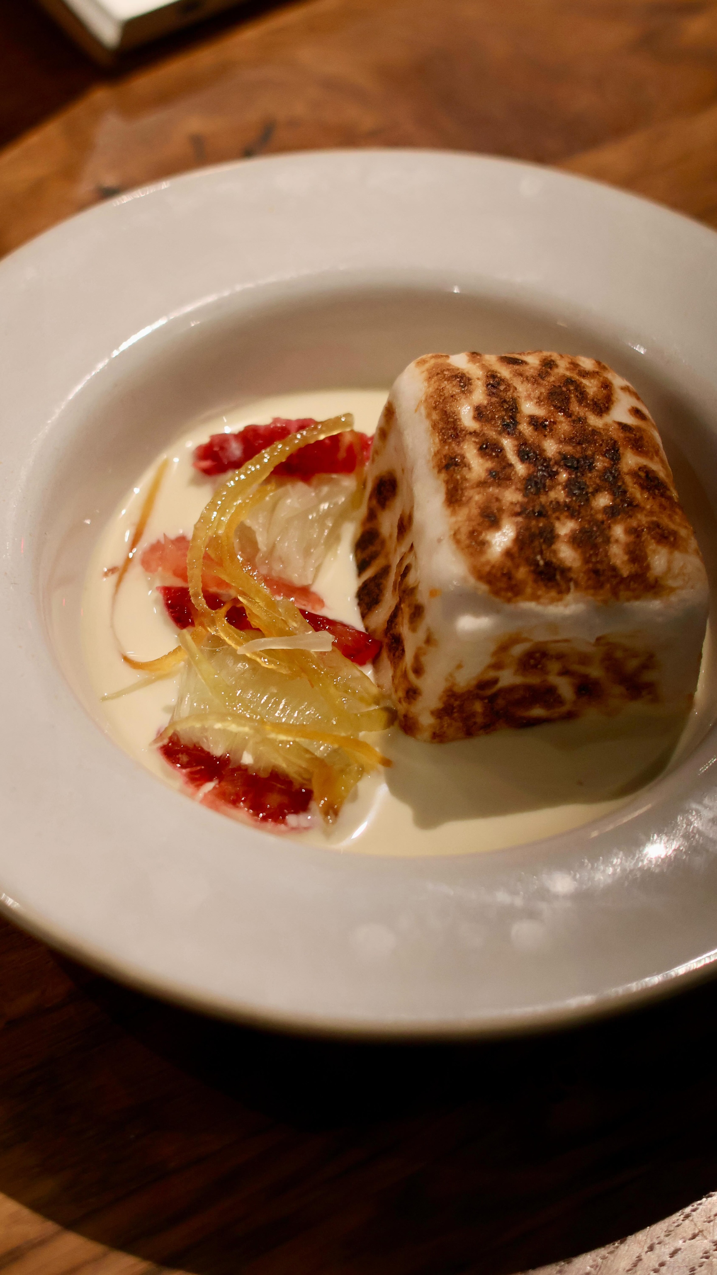 מתן שלנו והמנה האהובה עליו בתריסר - מרשמלו קלמנטינה שרוף, פירות הדר טריים, קונפיטורת קליפות הדרים ואנגלז תפוז