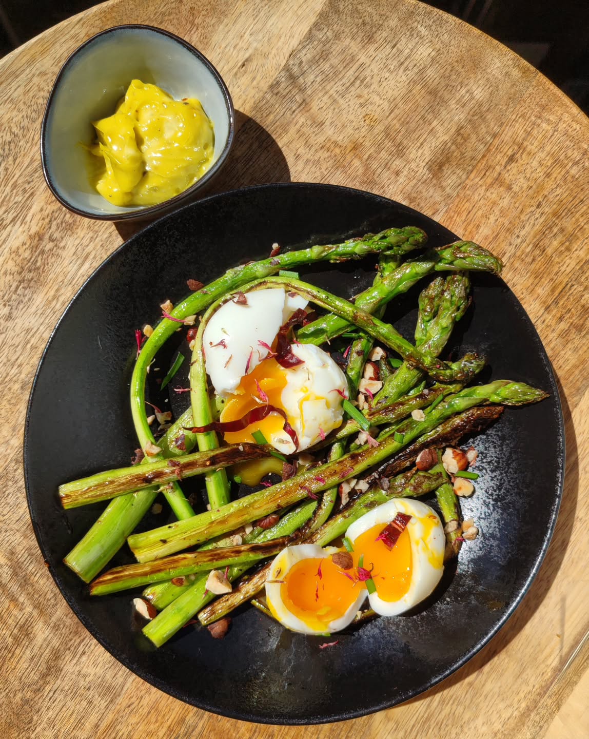 Déjeuner printanier : asperges rôties, œufs mollets, mayonnaise aux noisettes, noisettes torréfiées, lamelles de piment d'Espelette 💚