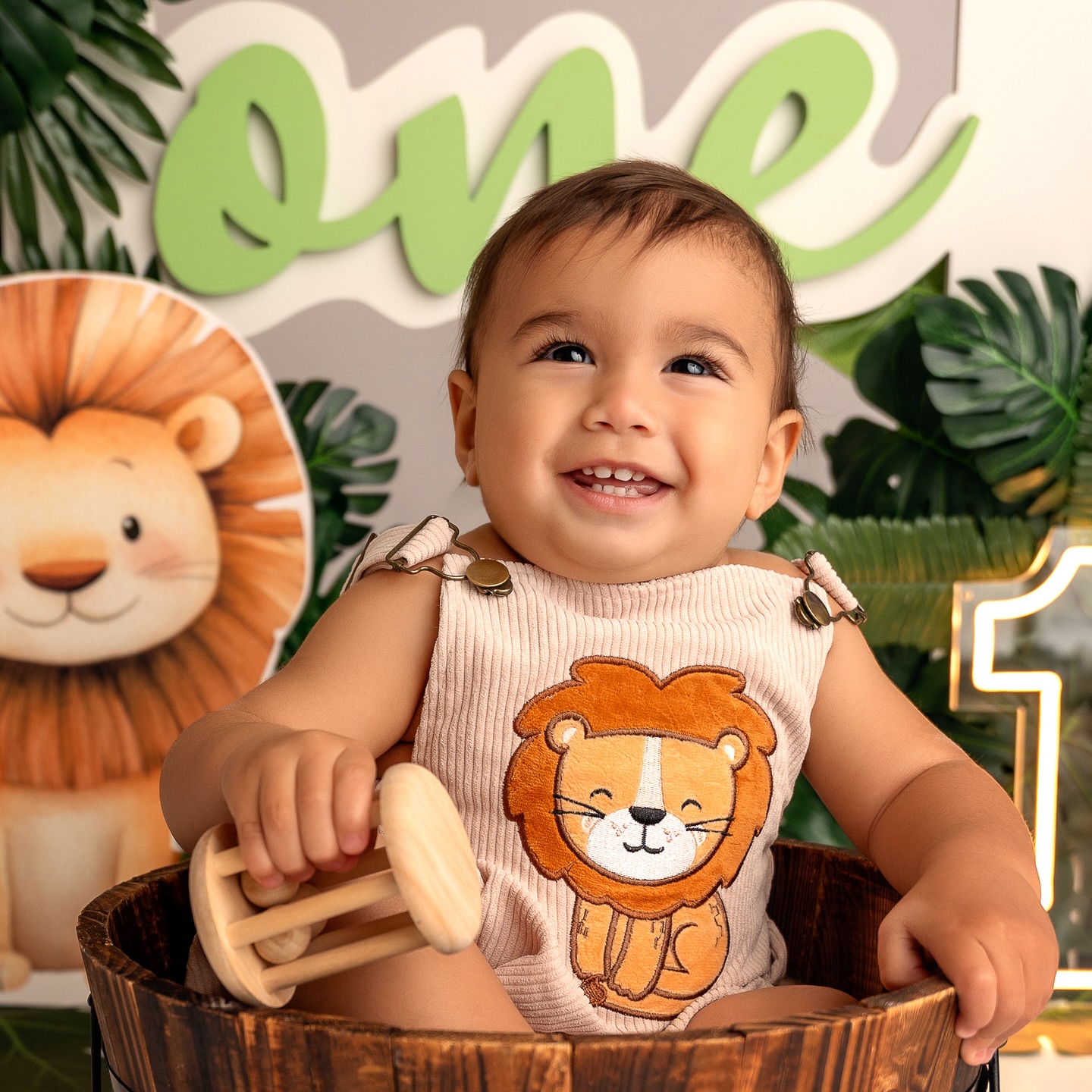 Happy Birthday, Arthur!!!! 🦁🎂
Safari Smash the Cake with this little explorer who learned how to walk 😅✨
Let me tell you… it was a mission keeping him in one place for more than 2 seconds 😂 but that’s all part of the magic!
So much fun, so many laughs, and the cutest little moments in between 🧡
These sessions are never about perfection — they’re about capturing their personality just as they are… curious, cheeky, and full of life!
Smash the Cake season is officially OPEN 🎉
If your baby is turning ONE soon, let’s create something fun, messy and unforgettable together!
📍 Hobsonville Studio
🎂 Cake + styling included
🛁 And yes… we finish with a cute little bath!
Send me a message to book your session 🤍
#smashcakeauckland #firstbirthdaynz #aucklandphotographer #hobsonvillephotographer #babyphotoshoot