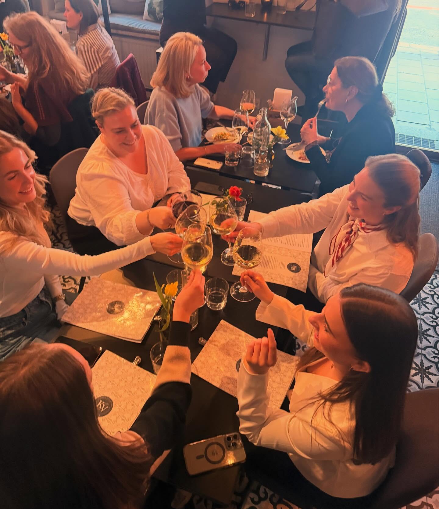 Härlig stämning som alltid här på Kungsholmens vinbar 🥂🥰
Adressen är Fleminggatan 62 och bordsbokning för middag eller dryck/snacks gör du på vår hemsida kungsholmensvinbar.se
Varmt välkomna 🤗