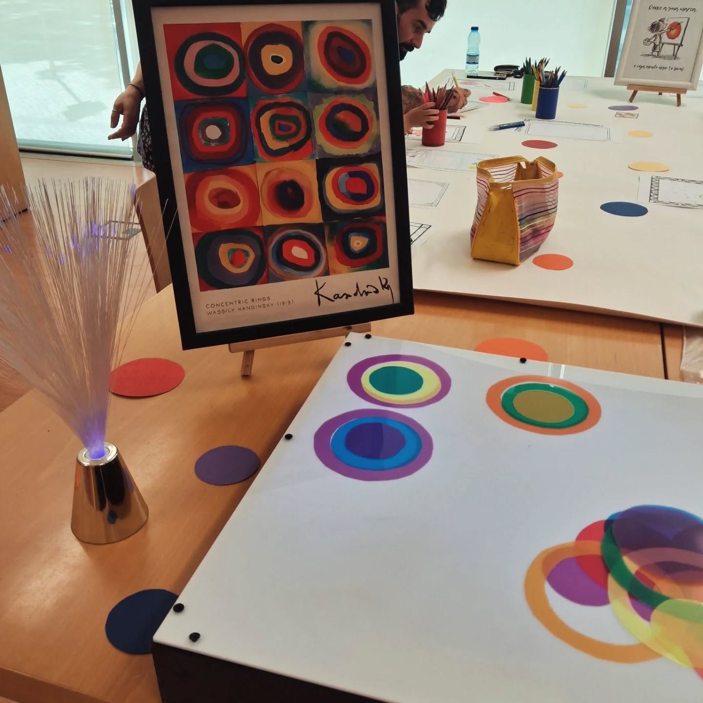 Este fim de semana, a @bibliotecamunicipalnazare , na Nazaré, encheu-se de cor e significado. Em homenagem ao mês da consciência do autismo, realizámos uma Oficina Criativa inspirada no livro "O Ponto".
O nosso foco foi mostrar que a Arte é para todos. Através de uma mesa de luz sensorial e das obras de Kandinsky, os participantes exploraram formas e cores de uma maneira única. E para garantir que todos tivessem voz, toda a atividade foi guiada por suportes de Comunicação Aumentativa e Alternativa (CAA). 💬❤️
Tivemos a visita especial do grupo do @ceeria1976 , que nos presenteou com desenhos maravilhosos! Foi inspirador ver como cada um deixou a sua marca de forma tão autêntica.
A inclusão não é um lugar, é um caminho que fazemos juntos através da criatividade. Obrigada à Biblioteca e a todos os que passaram por aqui e fizeram parte deste momento! 🌊📍
#Inclusão #Autismo #Nazaré #BibliotecaJoseSoares #ceeria