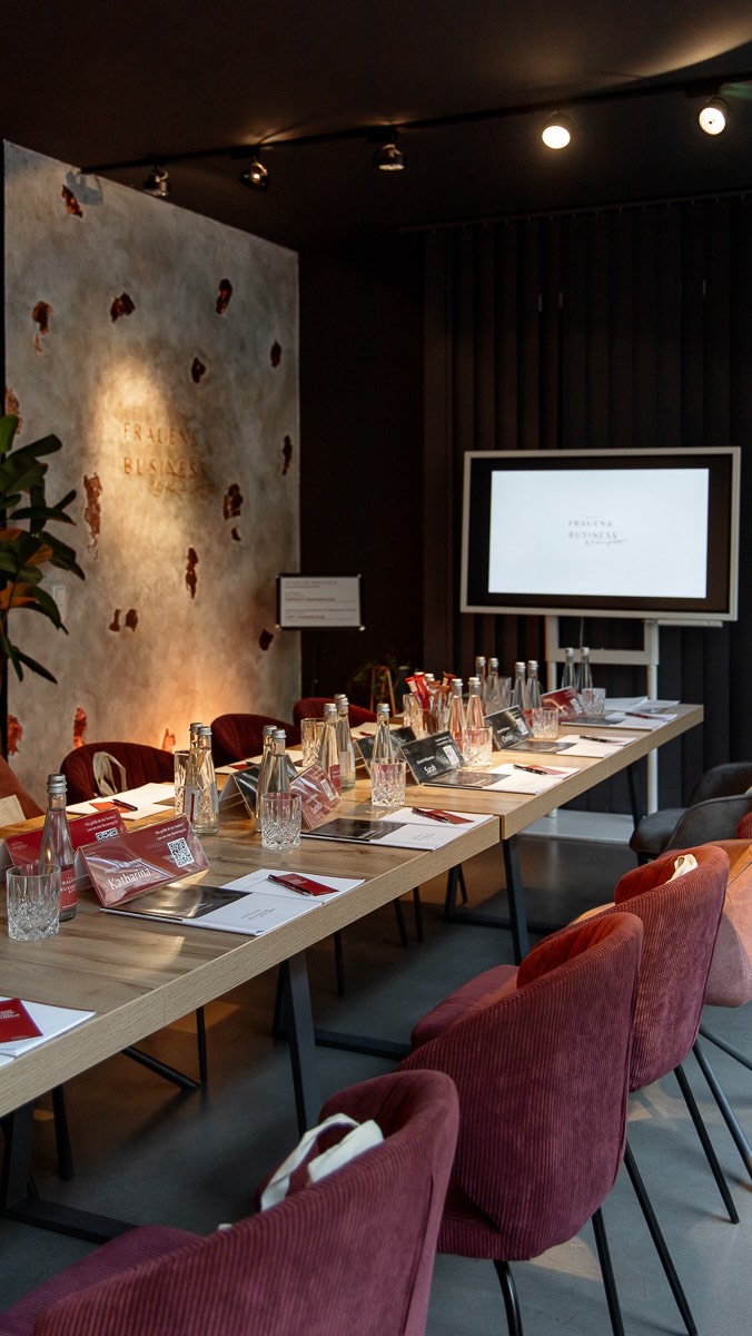 Dein Business.
Unsere Weiterbildungen.
Du willst 2026 nicht einfach weitermachen wie bisher,
sondern wirklich etwas verändern?
Dann starte mit Klarheit, Strategie und einem starken Netzwerk mit unseren Seminaren & Trainings für Selbstständige und Unternehmerinnen.
Egal ob du gerade an deinem Fundament arbeitest oder
dein Business aufs nächste Level bringen willst:
Unsere Weiterbildungen holen dich genau da ab, wo du stehst und führen dich dahin, wo du hinwillst.
Kommentiere „SEMINAR“
und du bekommst alle Infos zu Terminen & Inhalten 2026 direkt zugeschickt.
Unsere Seminare finden in unseren Räumlichkeiten in der 📍Klauprechtstr.14 in Karlsruhe statt.
#frauenundbusiness #karlsruhe #unternehmensberatung #netzwerken #weiterbildung