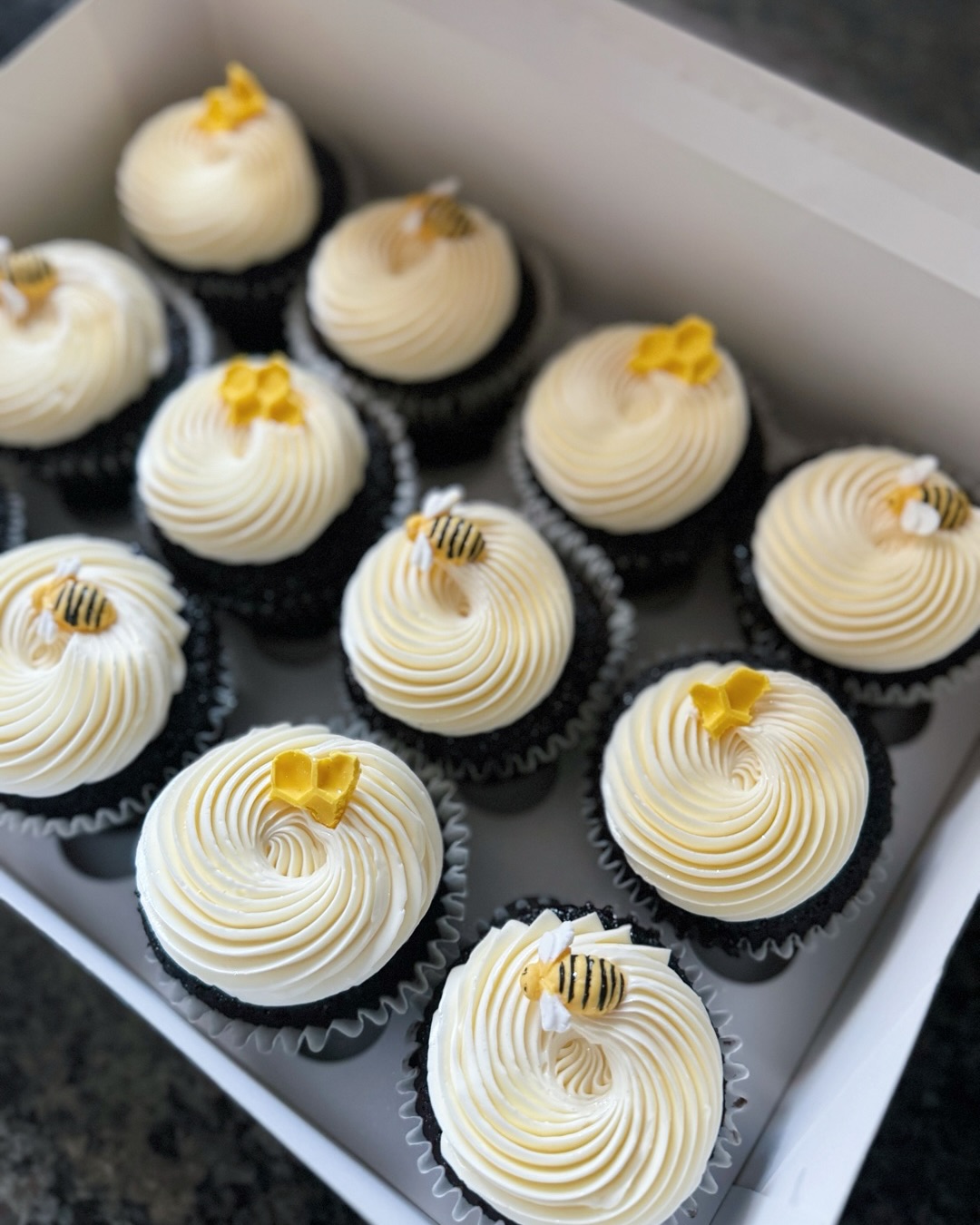 🐝 🍯✨
#babyshowercupcakes #beetheme #poohbear #cupcakes #cakesdecoration