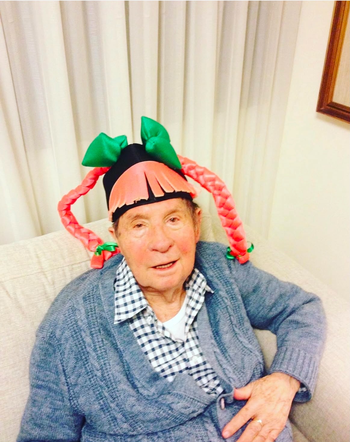 גדלתי בבית שהשואה מאוד נכחה בו. דווקא לא מכיוון שלילי, בחיים לא אמרו לנו לסיים מהצלחת, סבון לא היתה מילה גסה ונסענו ברכבות. השואה מאוד נכחה בו כי כולנו הערצנו את סבא שלי וכולנו רצינו לדעת מה הוא עבר, איך זה קרה ואיך מכולם דווקא הוא שרד. הסיפור של סבא גרשון הוא באמת סיפור של גבורה יוצאת דופן כי הוא היה בכל הגטאות והמחנות הכי קשים. עלה לארץ בלי אף אחד (אבל באמת) ועם שמיכה שסרג ממנה סוודר. הוא היה אדם עם תעוזה, אומץ ועם המון המון חוכמה. כל שנה שאני גדלה וקוראת שוב את הספר שלו אני רק קולטת כמה אני לא מבינה. לא מבינה איך ממשיכים אחרי מה שהוא עבר, איך צוחקים, איך מקימים משפחה ואיך למרות הכל הוא היה אדם נורמלי לגמרי בלי אף שריטה. ואם יש משהו שהרגשתי שהיום הכי מתאים לספר לילדים שלי זה לאו דווקא על השואה, לאו דווקא על הזוועות אלא על איך קמים מהמקום הכי נמוך שיש ומצליחים לחיות ולהנות. זה לא אומר שלא מתגעגעים זה לא אומר שזה לא שורף מבפנים אבל איך מוצאים את הכוחות לחיות חיים כמה שיותר שלמים.
סבא קשה להסביר עד כמה אני מתגעגעת אלייך, איזו השפעה היתה לך על החיים שלי ויותר מהכל, אין לך מושג כמה אני גאה להיות הנכדה שלך. ובימים טרופים אלו אני רק מבינה כמה אין לנו ארץ אחרת ועל מה הוא נלחם 🇮🇱
לזכר סבא שלי, לזכר 6 מליון יהודים שנרצחו ולקחו להם כל צלם אנוש ולזכר כל הניצולים שכבר לא עימנו.
לזכור ולעולם לא לשכוח