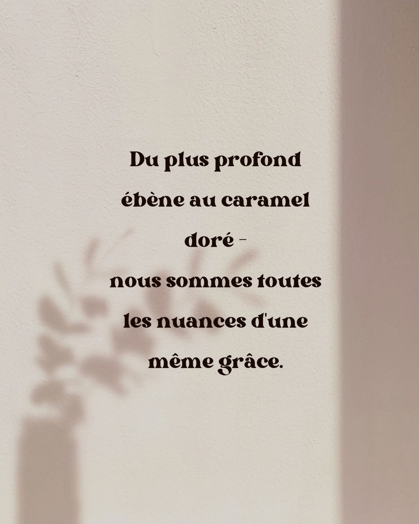 Du plus profond ébÚne au caramel doré.
Nous sommes toutes les nuances dâune mĂȘme grĂące.
Mwanamke CosmĂ©tique x Mwana Belle â deux marques créées par et pour les femmes noires, pour dire ce qui aurait toujours dĂ» ĂȘtre dit :
Il nây a pas une façon dâĂȘtre une femme noire.
Il y en a des millions.
Et elles mĂ©ritent toutes dâĂȘtre vues, soignĂ©es, cĂ©lĂ©brĂ©es.
Sauvegarde cette publication si elle te touche.
Et tague une femme qui mĂ©rite de la lire. đ€
#MwanamkeCosmetique #MwanaBelle #FemmeAfro #BeauteNoire #Empowerment
FemmeNoire Representation AfroBeaute BoxBeaute MagazineAfro CelebrerLaFemmeNoire