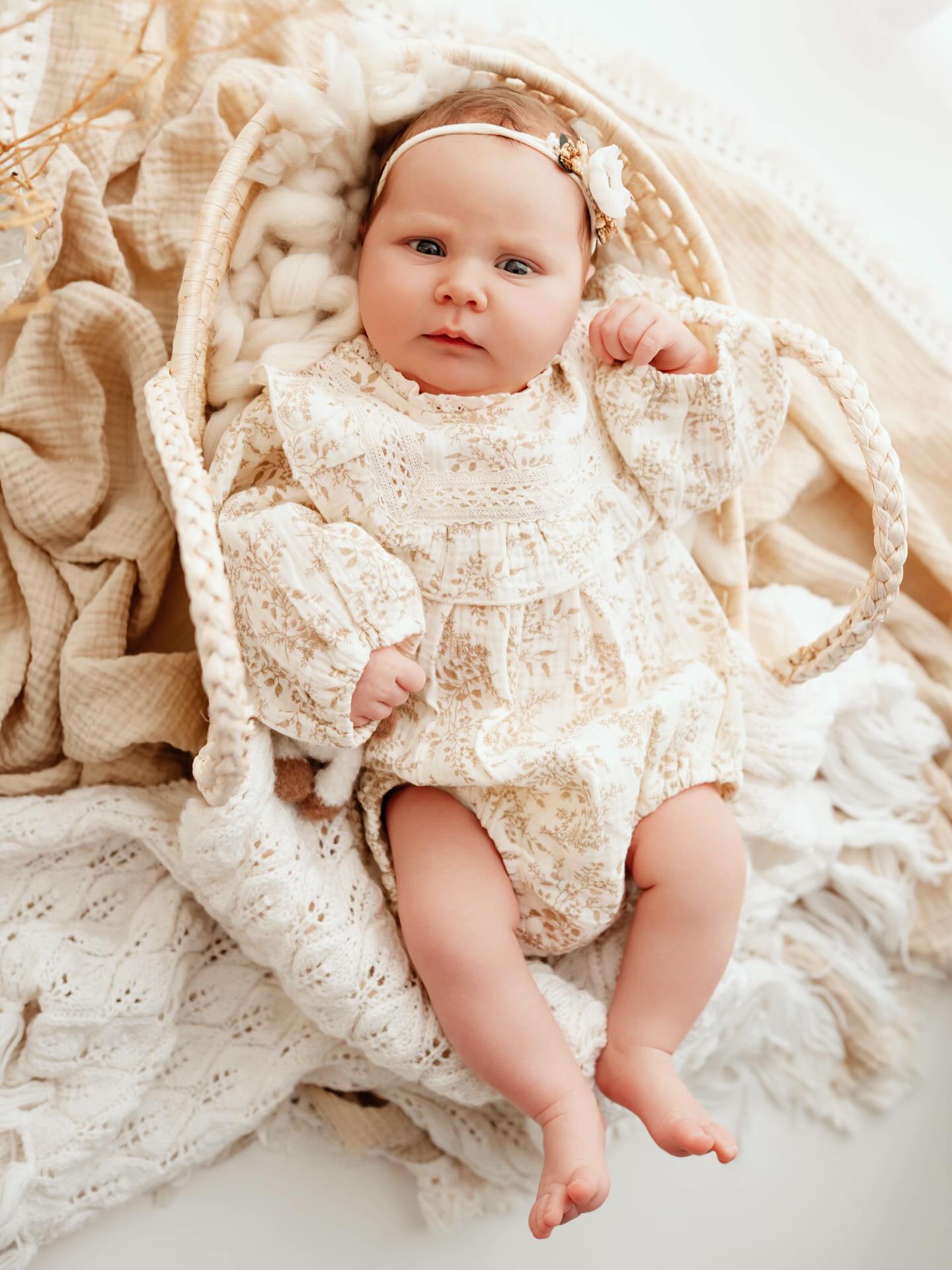 If your baby is one month or older, their photos will most likely be with open eyes — and we absolutely love that 💛
When I first started newborn photography years ago, a baby who wouldn’t sleep felt like a real challenge. Now? I simply embrace it. Whether they’re peacefully dreaming or wide awake, every moment is beautiful in its own way.
Sleepy or not — these little ones are always absolutely perfect 🤍.
.
-
Wenn Ihr Baby einen Monat oder älter ist, werden die Fotos höchstwahrscheinlich mit offenen Augen sein — und wir lieben das 💛
Als ich vor vielen Jahren mit der Neugeborenenfotografie angefangen habe, war ein Baby, das nicht schlafen wollte, eine echte Herausforderung. Und heute? Ich genieße es einfach. Ob friedlich schlafend oder hellwach — jeder Moment ist auf seine Weise wunderschön.
Schlafend oder nicht — diese kleinen Wunder sind immer einfach perfekt 🤍
.
.#zurich #zurichphotographer #swissphotographer #newbornphotography familyphotographer
.
.
.
Newborn & Maternity and Family Photographer in Zürich area | Ksenia Photography
.
.
Neugeborenen-, Schwangerschafts- und Familienfotografin im Raum Zürich | Ksenia Photography