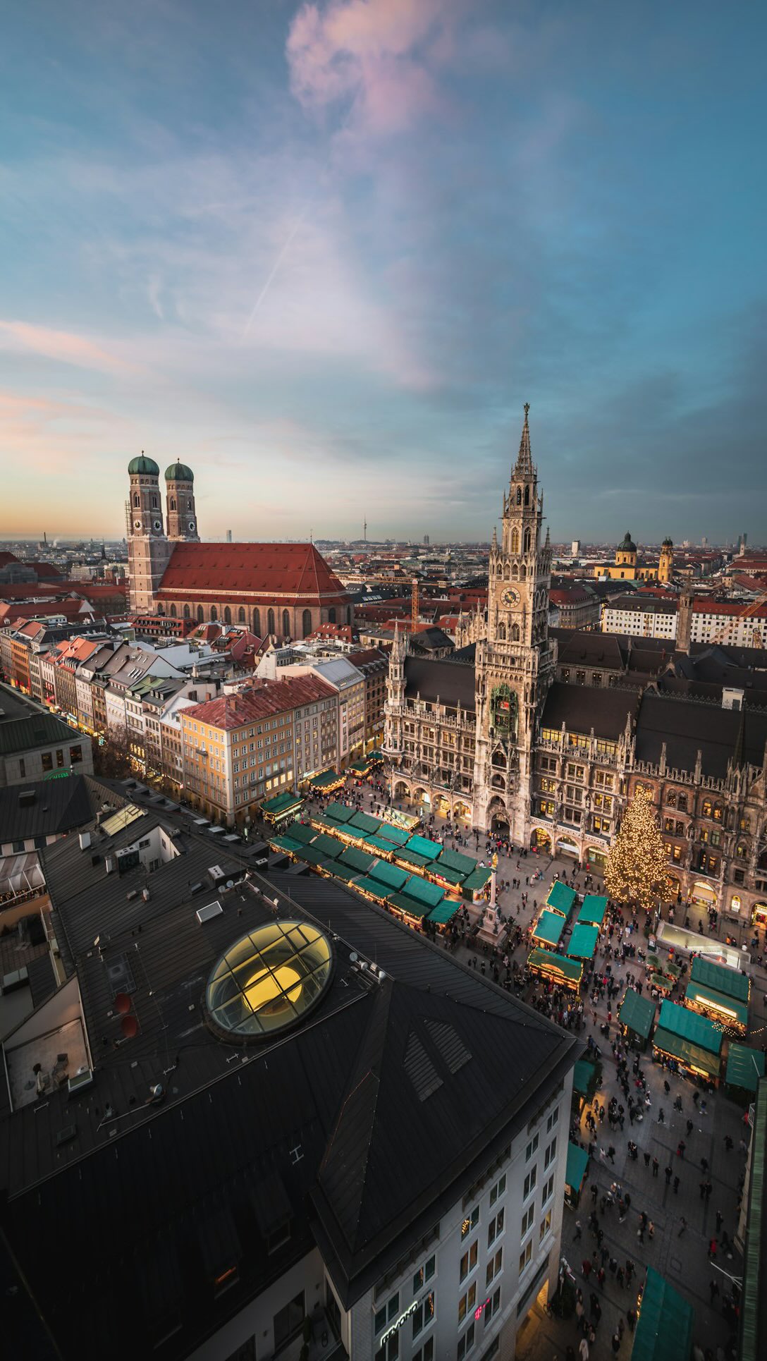 📍Munique, Alemanha
A cidade onde a tradição bávara encontra o design alemão.
Munique respira história, arte, cerveja artesanal e BMW.
Dos cafés da Marienplatz aos salões da Hofbräuhaus, tudo aqui tem alma, charme e precisão.
Mas pra quem vive sobre duas rodas, Munique não é só uma cidade.
É o ponto de partida de uma jornada inesquecível.
É onde começa o tour Passos Alpinos + Oktoberfest.
Você pisa no solo alemão, sente o cheiro de pretzel no ar… e sabe que algo épico vai começar.
Comente ALPES aqui embaixo e receba no direct o roteiro completo do tour.
#Munique #Mototurismo #ViagemDeMoto #TourDeMoto #XtradaExpeditions