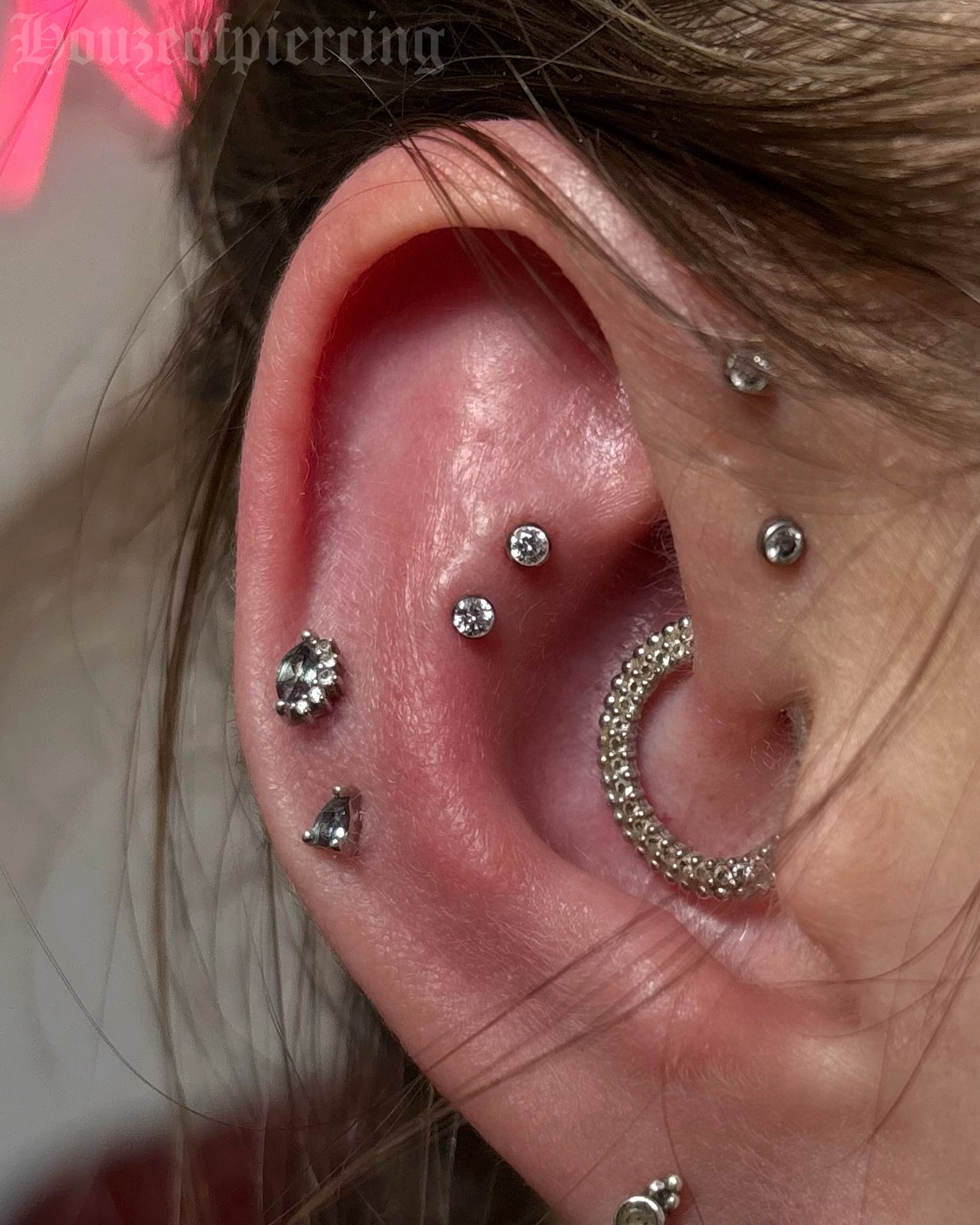 Piercer’s Choice ✨ fresh double outer conch (or snonch if you swing that way) fitted with 2.5mm bezel set cz from @inariorganics to bridge that lil gap between my client’s existing doubles either side
prepped with @purklenz
pierced with @probodyart
jewellery from @inariorganics @inariorganics_uk
cooled with @neilmedpiercingaftercare
supplies from @probodyart @aces_supply and @holymountainsupplies
🖤 @venusinfurs.ie 14 Exchequer St, Dublin 2
⛓️ Tuesday to Saturday, booking link in bio
#piercing #piercer #earpiercing #snonch #conchpiercing