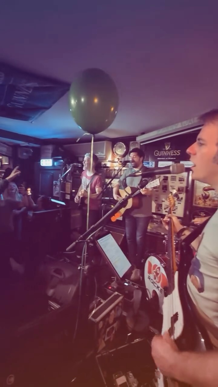 Incroyable Saint Patrick le 17 mars dernier au Johnny Walsh !!!
Merci d’avoir dansé et chanté avec nous, l’ambiance était absolument dingue, vous étiez beaux, on a adoré !
👍 😎 🕺
(Merci @mamzelfigolu pour les images)
On se retrouve très vite :
➡️ Vendredi 27 mars : en duo au PIC à Clermont-Ferrand (63) à partir de 20h30
➡️ Vendredi 3 avril : à l’Albion Public House de Bourgoin-Jallieu (38)
😘
#coverclub #concert #coverband #live #groupedereprises
