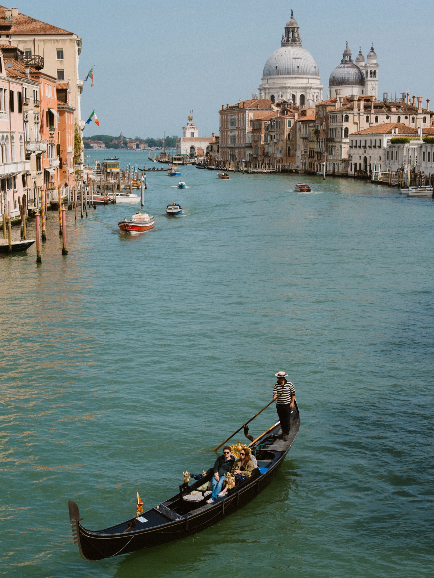 Love in Venice is simpler than it looks.
It’s not the postcard, not the gondola.
It’s walking without rushing, catching your glance, and knowing the moment is enough.
The city does its part…
but what stays is you with me.
#venezia #italy