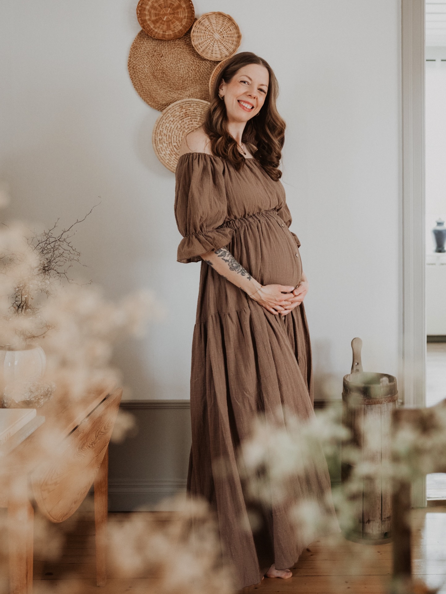 Att baka en bebis innebär ju att det händer väldigt mycket i kroppen och det är ju så häftigt med allt som händer (förutom hemskt illamående och krämpor såklart). Jag är tacksam att jag haft tur att må ganska bra, men det är några grejer som jag knappt visste om kunde hända:
↠ Lock för ena örat. Vet inte ens om det har med graviditeten att göra, men jag har till och från haft lock för samma öra senaste halvåret så det måste ju ha någon koppling. Att få nästäppa har man ju hört om, men just lock för örat var nytt för mig i alla fall!
↠ Cravings för kött. I början var jag väldigt sugen på kött (jag som vanligtvis mest äter vegetariskt) och efter de första proverna hos barnmorskan fick jag veta att jag hade lågt järnvärde så kanske kroppen ville säga mig något när jag bara kunde tänka på blodpudding och leverpastej hela dagarna haha 😆
↠ Kramp i vaderna, speciellt på natten. Denna har jag senare förstått är ganska vanlig, men jag visste inte om det innan. Blir en kvälls-stretch varje dag för att underlätta.
↠ Frossa. Första veckorna frös jag konstant och var tvungen att sitta med tjocktröja, filt och extra strumpor när jag jobbade. Tacksam för min värmefilt som användes varje kväll när jag skulle gå och lägga mig 😄
↠ Spagetti-ben av att bara promenera. Ibland när jag är ute med hunden, ska gå i lite lite uppförsbacke eller upp för trappen i huset så blir benen helt slut och svaga. Trodde att man hade lite styrka i dem, men den verkar ju ha försvunnit nu på slutet 😅
Har du eller har du varit gravid och känner igen dig i någon av dessa? Eller har du upplevt något annat som är ovanligt eller som du blev förvånad över? Väldigt kul att få höra andras erfarenheter 🤗