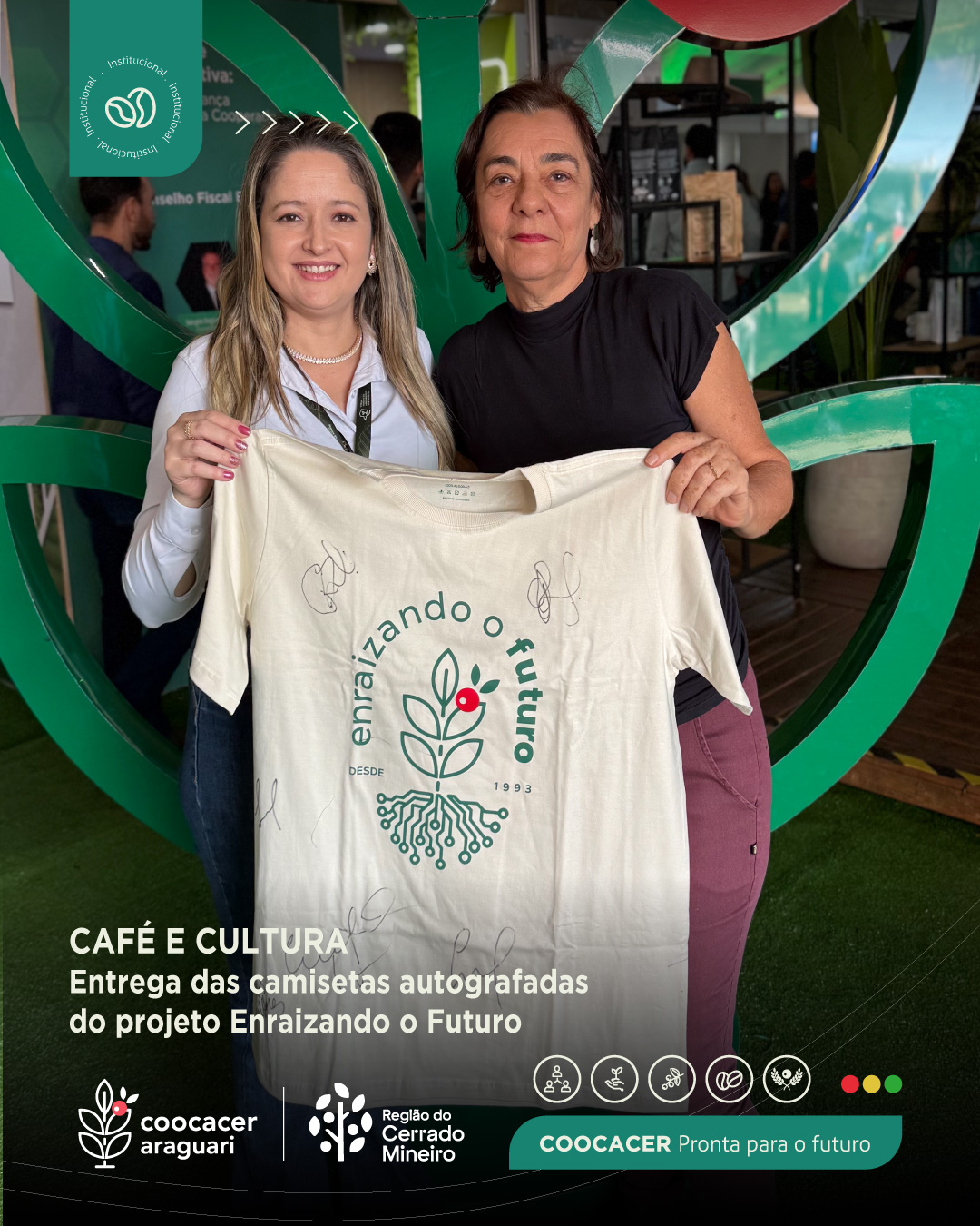 🎶☕ Cultura, café e momentos que ficam na memória!
O sorteio das camisetas “Café com Cultura Enraizando o Futuro” foi um sucesso e a retirada dos prêmios aconteceu em grande estilo durante a Fenicafé 2026, no estande da COOCACER.
Foram 7 ganhadores das camisetas exclusivas autografadas por grandes nomes da música, incluindo Detonautas, Paulo Ricardo (RPM), Jota Quest, Rodolfo Savioli, Queen Tribute Brazil e Gabriel Socini. Uma experiência única que conectou cultura, música e a essência do nosso projeto. ✨
A ação fez parte do projeto Café com Cultura Enraizando o Futuro, que valoriza a integração entre o agro e a cultura, fortalecendo laços e criando experiências que vão além do campo.
Registramos esse momento especial de entrega, celebração e conexão com o público, mostrando que o café também é cultura, é encontro e é história sendo construída. 🤎
👏 Parabéns a todos os ganhadores e obrigado a todos que participaram e retiraram sua camiseta!
#COOCACER #Fenicafe2026 #CaféComCultura #FestivalRelicario #Cultura #Agro #Araguari #Música #Conexão