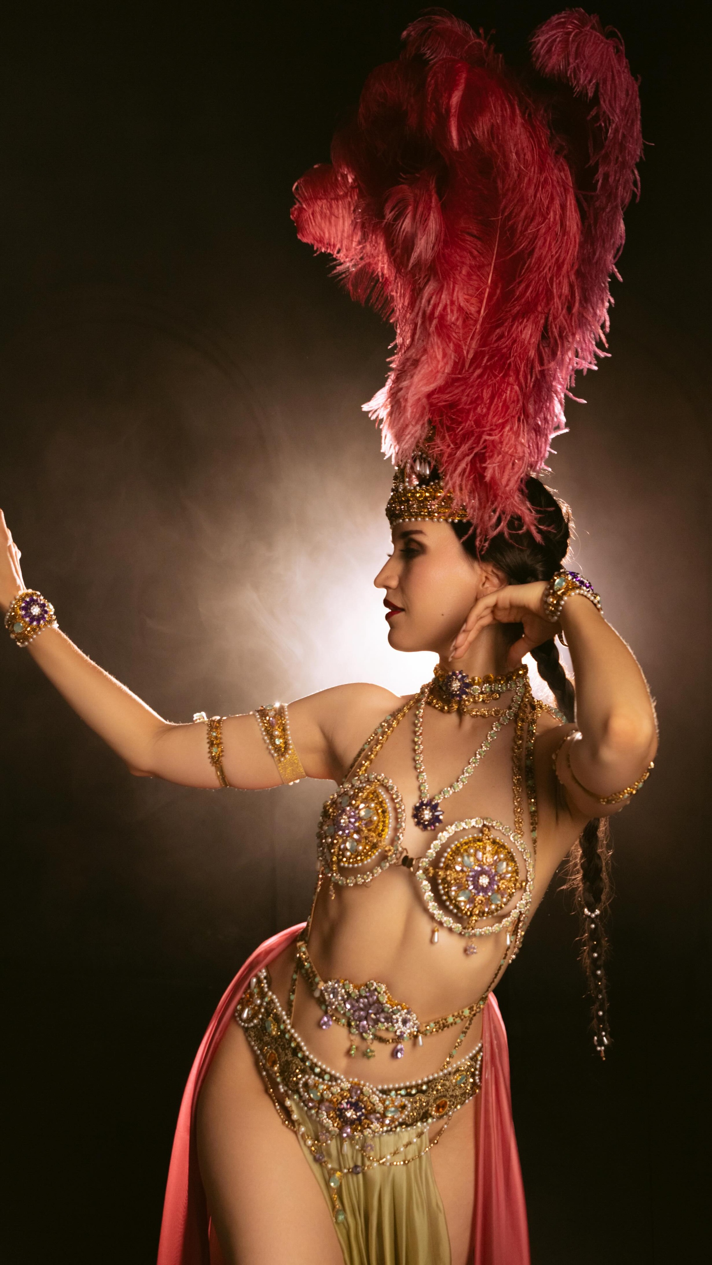 She says, “Nostalgia is my brand” — and honestly, it shows. She named herself after a ballerina. She sews her own costumes inspired by Bakst’s sketches. She runs the biggest burlesque show in Russia from Berlin. Meet @anjapavlova - a burlesque legend ✨ The interview is soon on our website!
#burlesquedancer #burlesqueshow #anjapavlova #lessaisonsrusses #burlesqueshow