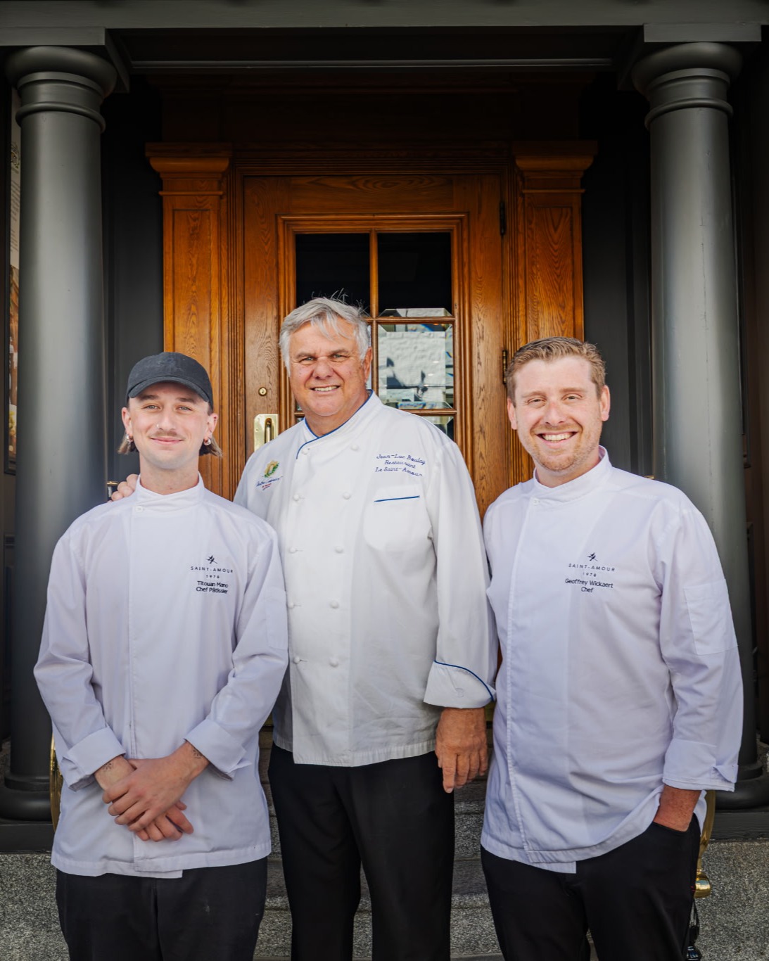 ⚜️ Tradition, Excellence & Évolution ⚜️
Il n'est pas de plus grande réussite que de pouvoir compter sur le talent de plusieurs générations de chefs.
Une équipe unique et singulière, qui s'agrandit et se renouvelle 🍁 — où chaque plat révèle l'excellence, la passion, la tradition et, avant tout, le respect envers notre terroir québécois.
Comme les trois mousquetaires, ils forment un trio d'exception 👨🍳 : notre @chefjeanlucboulay Maître Cuisinier de France, Geoffrey Wickaert et Titouan Mano. Ensemble, ils orchestrent cet équilibre exquis de saveurs — parfois venues d'ailleurs, mais toujours profondément d'ici. ✨
📍 Le Saint-Amour — Québec, depuis 1978
🌐 www.saint-amour.com
#lesaintamour #québecgastronomique
#cuisinefrançaise #terroirquebecois
#cheflife🔪 #jeanlucboulay #geoffreywickaert #titouanmano #gastronomiefrancaise #gastronomiequebecoise #hautecuisine #finediningquebec #cuisinedesaison #frenchcuisine
#quebeccityeats #RestaurantSaintAmour #depuis1978