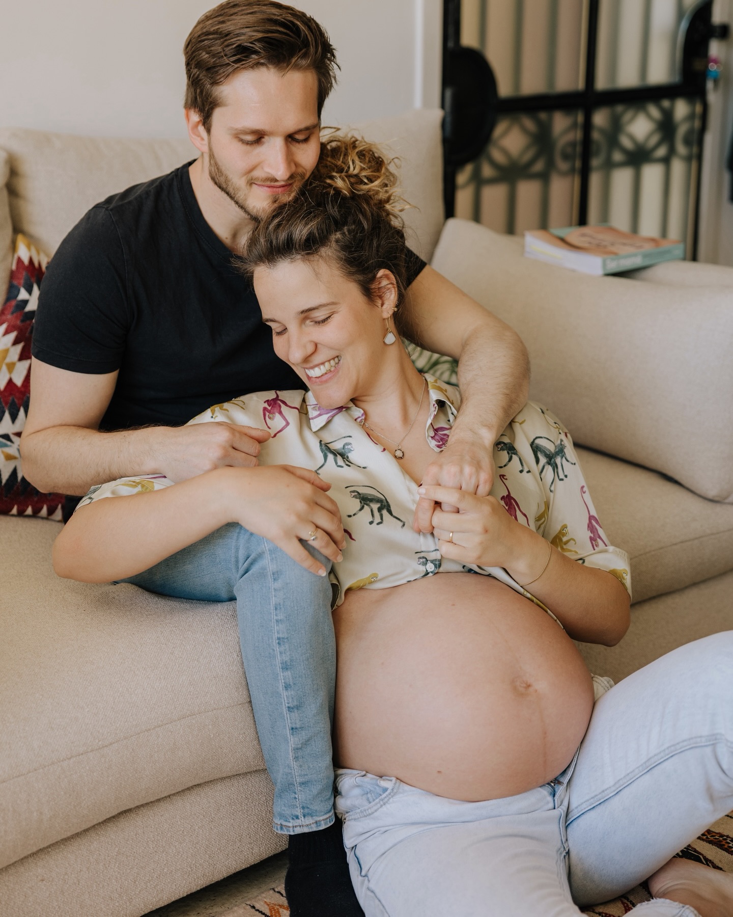 Les sessions a casa vostra sempre són molt especials…
Els vostres espais, la vostra llum, els petits racons que formen part de la vostra història. Tot es torna més real, més vostre i flueix amb molta naturalitat.
I el més bonic és que aquest tipus de sessió s’adapta a diferents etapes de la vostra vida: la maternitat, els primers dies amb el vostre nadó i a la vostra família.
Gràcies Carla i Florian per obrir-me les portes de casa vostra i per deixar-me formar part d’aquest record íntim i per compartir amb mi una petita part tan bonica de la vostra història. 💛
Si sentiu que aquest tipus de sessió encaixa amb vosaltres, estaré encantada d’acompanyar-vos i crear junts un record tan vostre. ✨
I recordeu que seguim també amb les sessions d’exterior, aprofitant al màxim els paisatges que ens regala la primavera… queden molt poques sessions disponibles per Abril i Maig. 📆
Una abraçada,
Andrea Pop
🖥️ www.andreapopfotografia.com
✉️ andreapopfotografia@gmail.com
📲 687 69 44 61
.
#andreapopfotografia #alella #barcelona #fotografiadeembarazo #maternidad