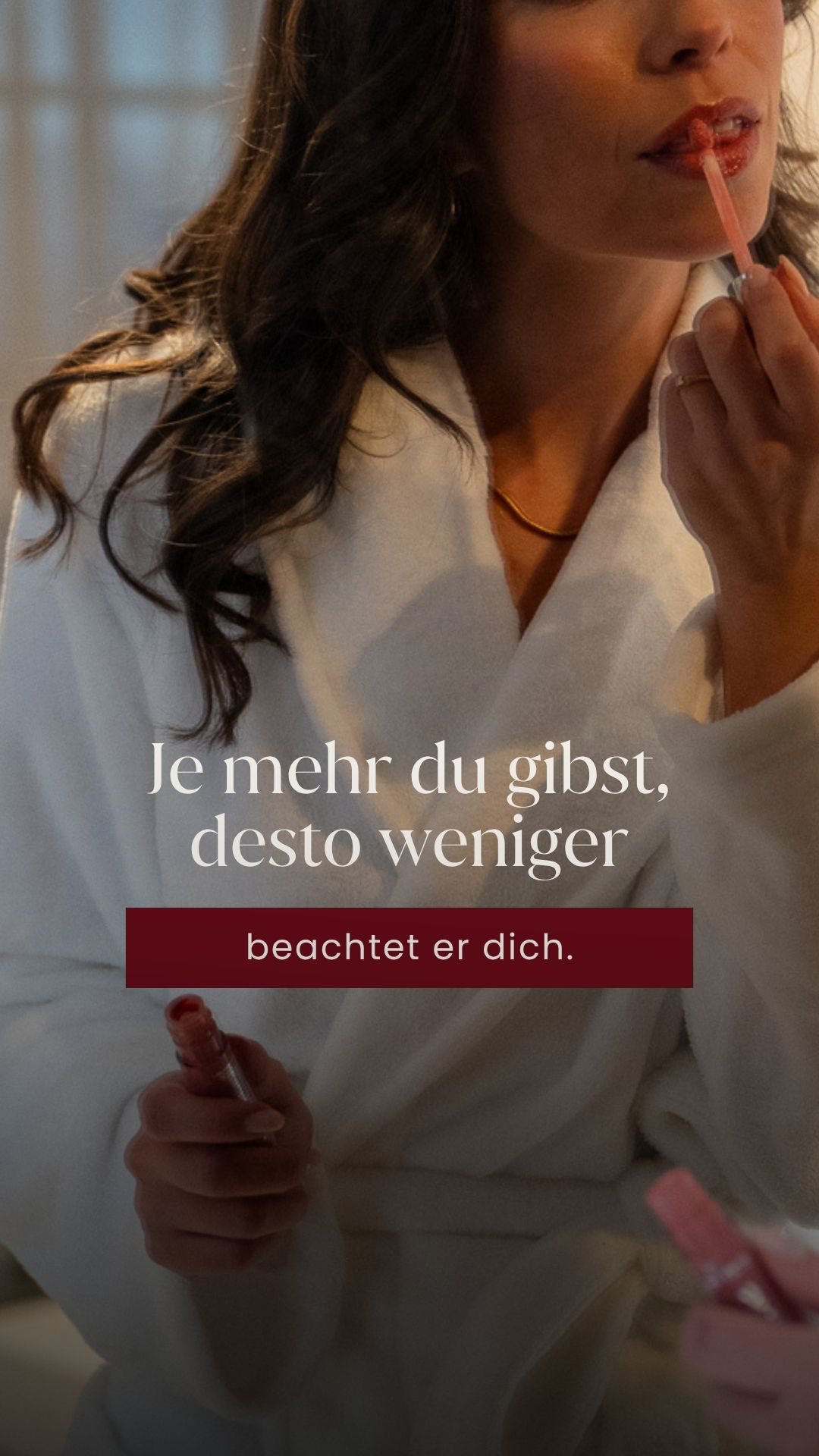 Du passt dich an, du gibst mehr, du versuchst die Lücke zwischen euch zu füllen – mit deiner Nähe und Aufmerksamkeit ...
Und trotzdem ist das dieses Gefühl von: egal was du tust, es reicht nie ganz für deinen Partner. Er ist zwar da, aber irgendwie auch nicht wirklich. 🥀
Und du fragst dich: Bin ich ihm noch genug? Liebt er mich noch so wie früher? Bin ich ihm genug attraktiv? Will er mich noch?
Stell dir mal vor, wie es sich anfühlt, wenn du morgens aufwachst und diese Fragen einfach nicht mehr da sind. ❤️🔥 Du weisst, er begehrt dich, er liebt dich, und deine Gedanken kreisen nicht mehr ständig darum, ob er dich überhaupt noch will.
Du weisst es, und er zeigt es dir. In seinem Blick, wenn er dich anschaut und du spürst: er kann die Finger nicht von dir lassen. 🔥
Wie du dieses Knistern zwischen euch entfachen kannst, lernst du in meiner kostenlosen Masterclass Magnetic Woman Codes. Kommentiere "❤️🔥" und ich sende dir den Link zur Masterclass.
Lots of Love, Fabienne
BEZIEHUNGSPROBLEME
BEZIEHUNGSTIPPS
FRAUEN
SCHWEIZ