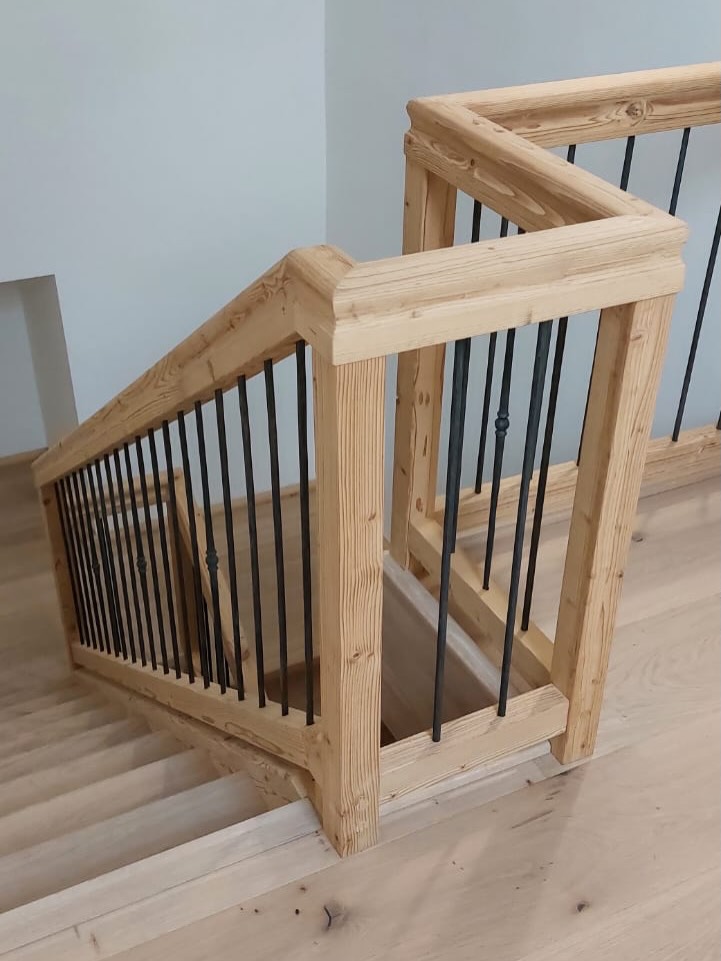 Vom Dachstuhl bis ins Detail - ALLES AUS EINER HAND🏡
Bei diesem Hof durften wir schon viele Arbeiten rund ums Haus begleiten.
Umso mehr freut es uns, dass wir jetzt auch Teile des Innenausbaus übernehmen konnten 🙌🏽
Ein echtes Highlight: diese Treppe aus Eichenholz
Gefertigt von Wasti – schlicht, modern & richtig hochwertig✨
Genau so mögen wir’s:
Alles aus einer Hand 🤝🏼 und am Ende ein stimmiges Gesamtbild 💯
#handwerk #innenausbau #eichentreppe #zimmereiniederthanner #hausbau2026