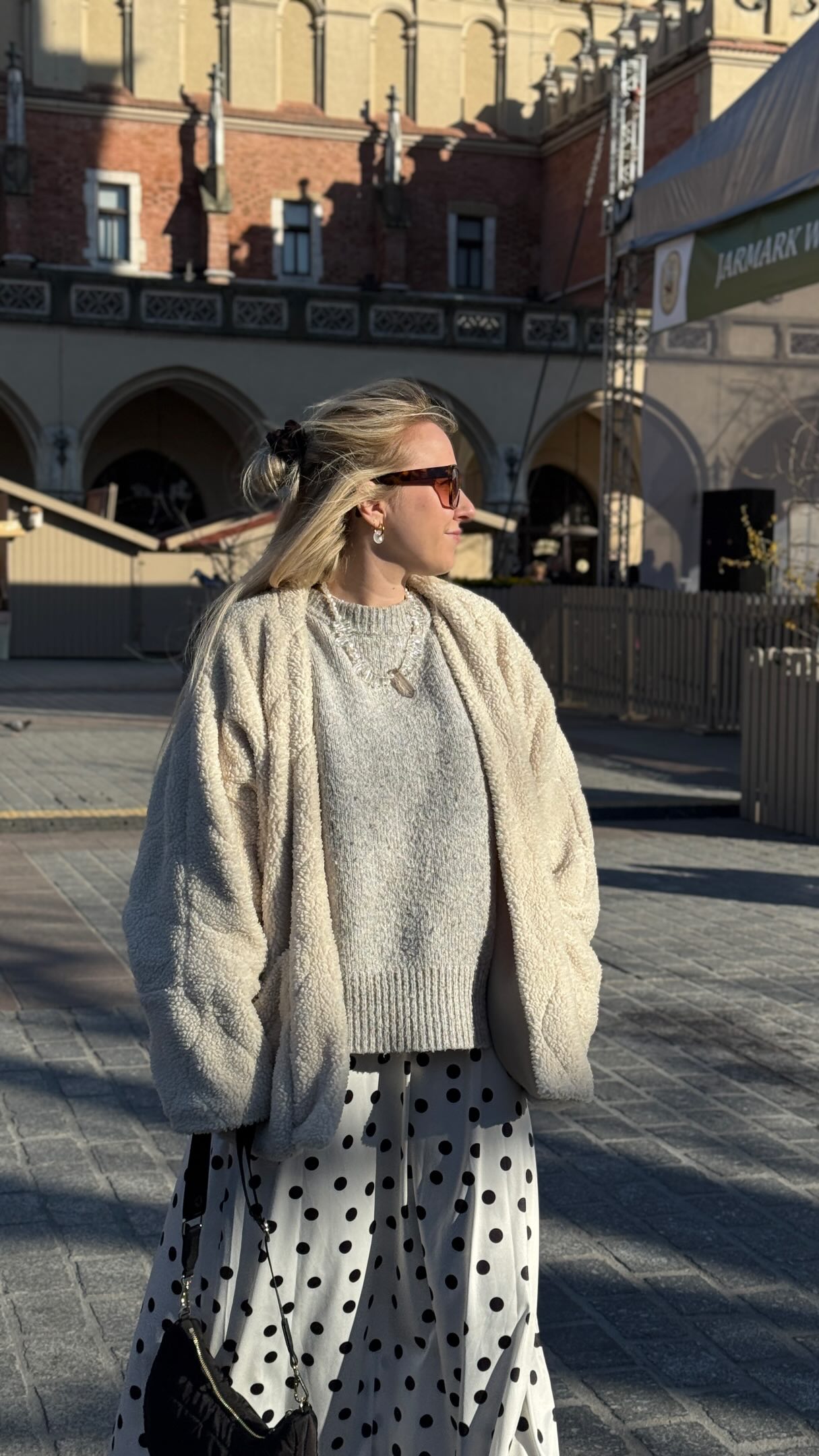 Ich bin so unendlich dankbar, dass ich nie wirklich darauf gehört habe, was andere gesagt haben. 💫🐮
Dass ich trotz Zweifel, trotz Ängsten und trotz all der Stimmen im Außen meinen eigenen Weg gegangen bin. „Lebe deinen Traum“ ein Satz, den man so oft hört. Und doch wird er erst dann wirklich bedeutungsvoll, wenn man ihn selbst fühlt. Wenn man ihn lebt, auch dann, wenn es schwer ist.
Irgendwo zwischen Endometriose, Schmerzen, Kinderwunsch und Adenomyose hat sich mein Leben Stück für Stück entfaltet. Nicht perfekt, nicht immer leicht, aber echt.
Mit Tagen voller Hoffnung, Tagen voller Tränen und Momenten, die alles wieder heller machen. Ich habe gelernt, dass Stärke oft leise ist. Und dass Glück nicht bedeutet, dass alles gut ist, sondern dass man trotzdem die Schönheit im Leben sieht.
Heute sehe ich all die Möglichkeiten. All die kleinen und großen Momente, die mein Herz füllen. So viel Wachstum, so viel Liebe, so viel Leben.
Und vielleicht ist genau das der Traum:
Nicht ein perfektes Leben, sondern ein echtes. ♥️
#quotes #words #endometriosis #endometriose #kiwucommunity