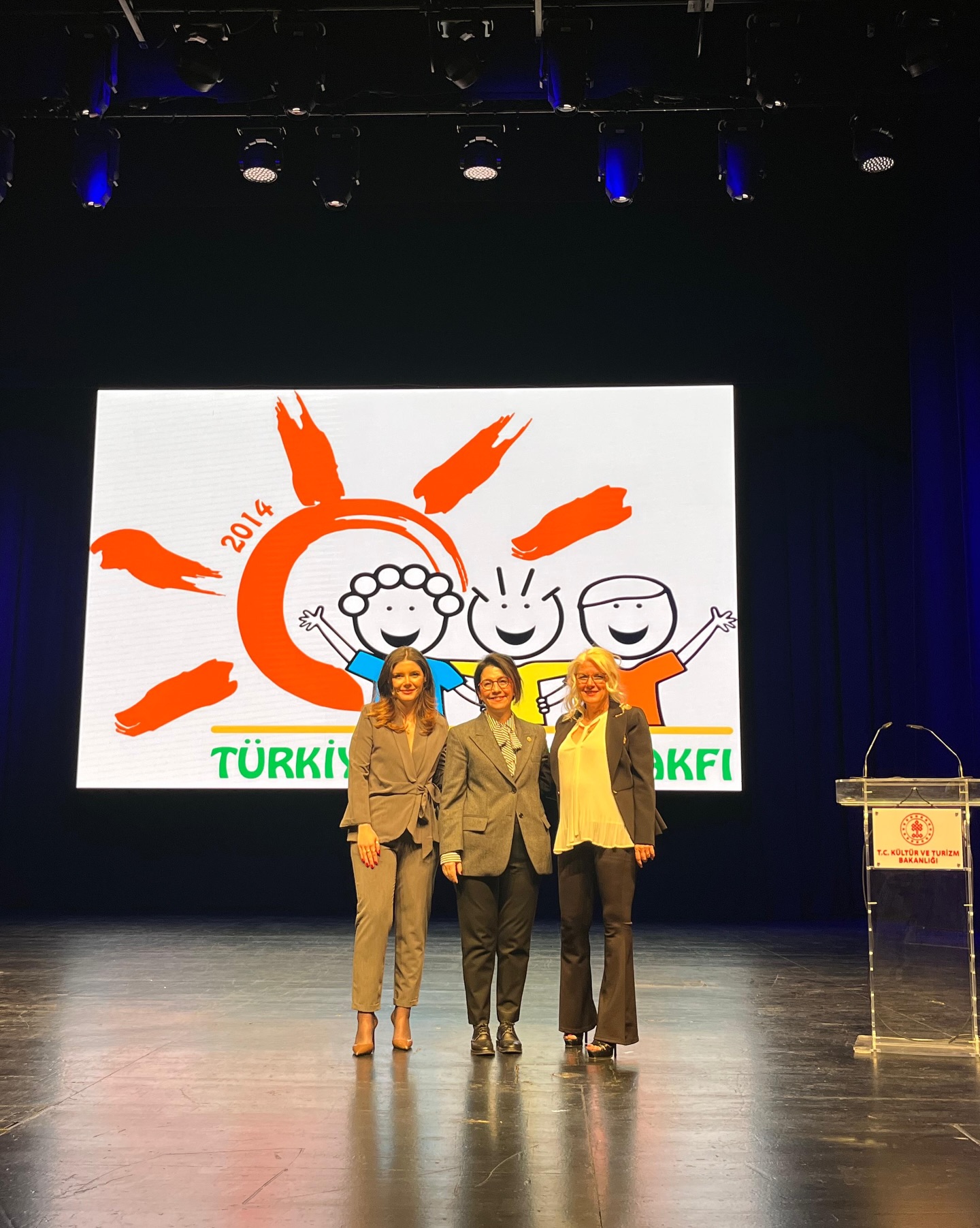 Sayın Ankara Milletvekilimiz ve TBMM Sağlık, Aile, Çalışma ve Sosyal İşler Komisyonu Üyesi Dr. Aylin Yaman hanımın zirvemize katılımı, disleksi alanındaki farkındalık çalışmalarımıza önemli bir değer katmıştır.
Toplumsal dönüşümün ortak bir bilinçle mümkün olduğuna inanıyor, kıymetli destekleri için teşekkür ediyoruz.
@draylinyaman