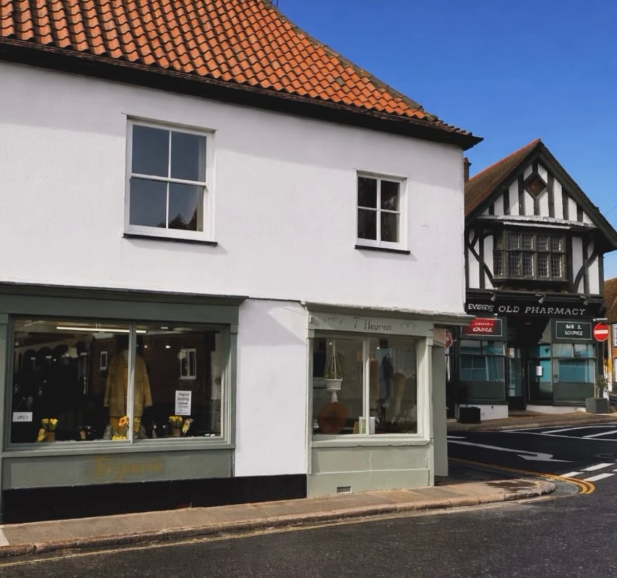 High Street into Galliard Street gives you 3 of our independent businesses:
@oldpharmacybar
@7thheavenvintage
@friperiesandwich
You can also wander up from King Street and find Old Pharmacy to your left and 7th Heaven and Friperie to your right.
From coffee and cake to cocktails and culture.
From river walks to reformer Pilates. From new to vintage and pre loved.
There’s something for everyone in Sandwich.
📍 #whatthreewords: Catching · Intrigued · Analogy
#VisitSandwich #SandwichTown #SupportLocal