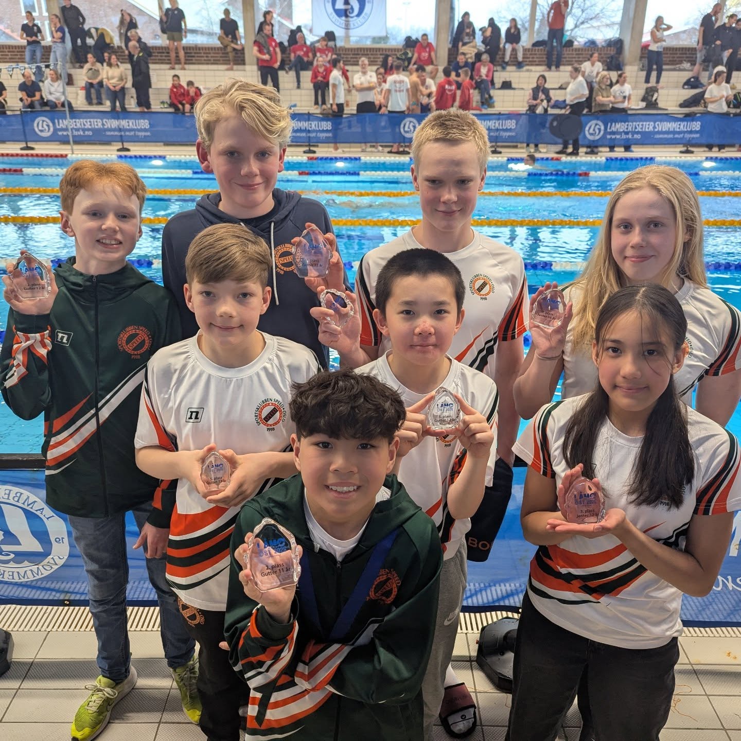 Da var LÅMØ Øst 2026 ferdig, og vi er veldig stolte over innsatsen til alle utøverne!
Det har vært mange bra løp, flotte nye bestenoteringer, bra stemning i gjengen, og flere pallplasseringer.
Etter 5 gjennomførte øvelser endte vi opp med 8 sammenlagt-premier! 🥳💪
Jenter 2010: 3. plass Erle Soltvedt Klæbo (2245p)
Jenter 2014: 3. plass Keira Justine Mayol Seno (1212p)
Gutter 2010: 3. plass Odin Melgård Skorstad (2165p)
Gutter 2013: 5. plass Ole Heir Drømtorp (1074p)
Gutter 2014:
1. plass Mattis Hefre (1046p)
3. plass Martinius Borander Rochling (979p)
5. plass Yirui Huang (876p)
Gutter 2015 : 2.plass Edric Pham Nguyen (707p)