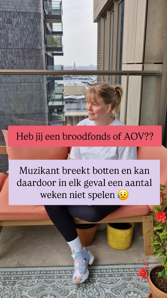Een ongeluk zit in een klein hoekje!
Ook als muzikant, kunstenaar, maker kan je iets overkomen (en dat kan ook iets heel stoms zijn - wat iedereen zomaar kan overkomen - zoals even een traptrede missen of vallen tijdens een sportactiviteit).
Als je dan vervolgens een paar weken, of zelfs maanden, of nog erger, uit de running bent en al je werk moet afzeggen. Dat is niet fijn voor je bankrekening.
En de kans is groot dat het al geen vetpot was, want we hebben toch van ons hobby ons werk gemaakt?
Als je nog geen broodfonds hebt, dan weet ik wat je waarschijnlijk denkt. Nóg een maandelijkse last erbij, en is het nu wel echt nodig? Zo’n vaart loopt het niet. Toch?
Maar als je het eenmaal hebt geregeld, zeg ik uit ervaring, doe je met liefde die maandelijkse overboeking naar je broodfonds, want dan voel je je heerlijk veilig.
Werk je als zzp’er in de culturele of creatieve sector?
Dan kun je via @platformacct een vergoeding aanvragen voor je broodfonds en/of AOV. (ga naar oogvoorimpuls.nl)