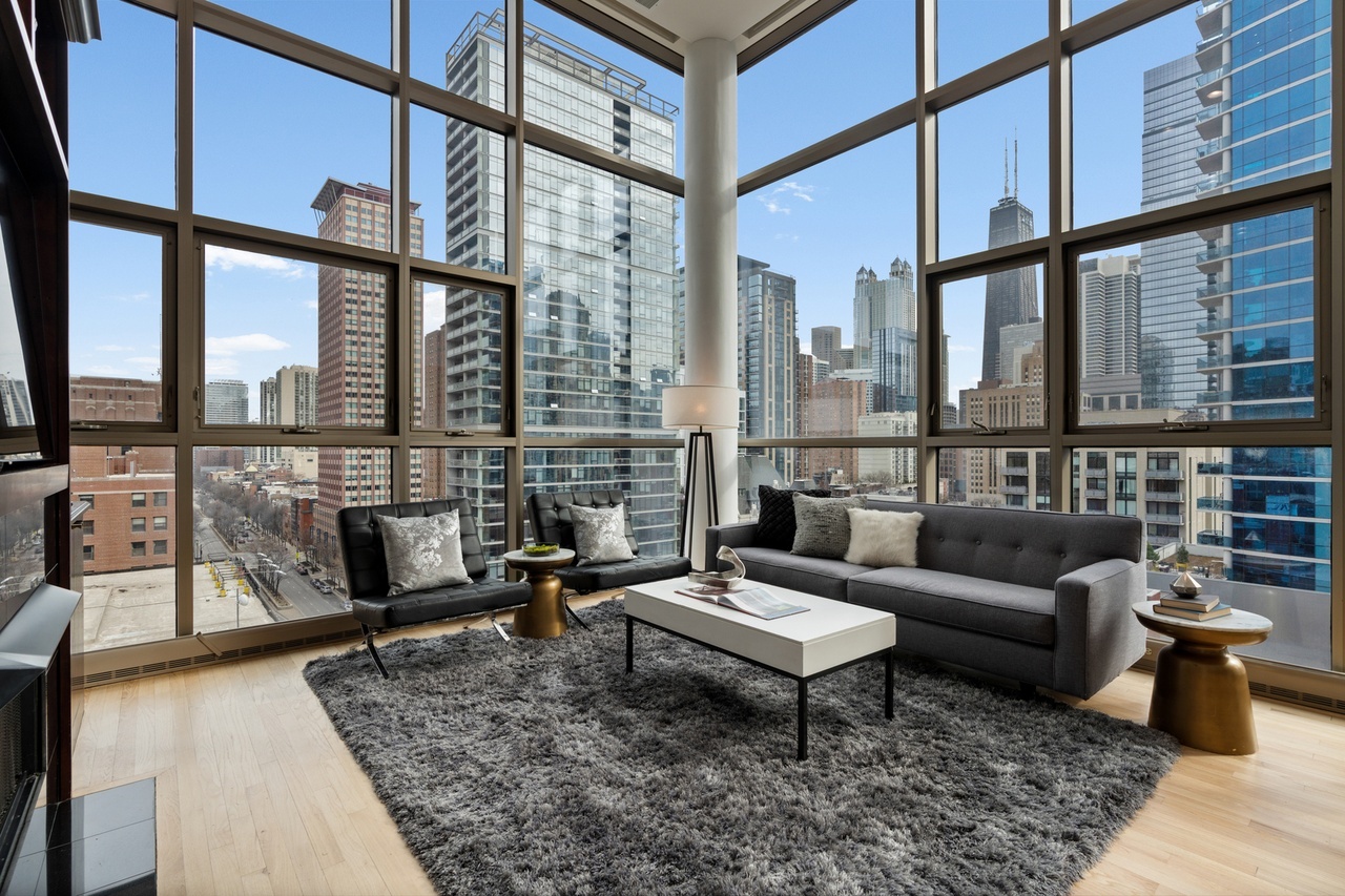 We purposefully kept our selections very neutral for this staging to let the view shine — because wow! 🤩 #skyline #bestskyline #bestview #chicago #chicagorealestate #havenhomestager #chicagohomestaging #stagingworks #stagingsells #staging #homestaging