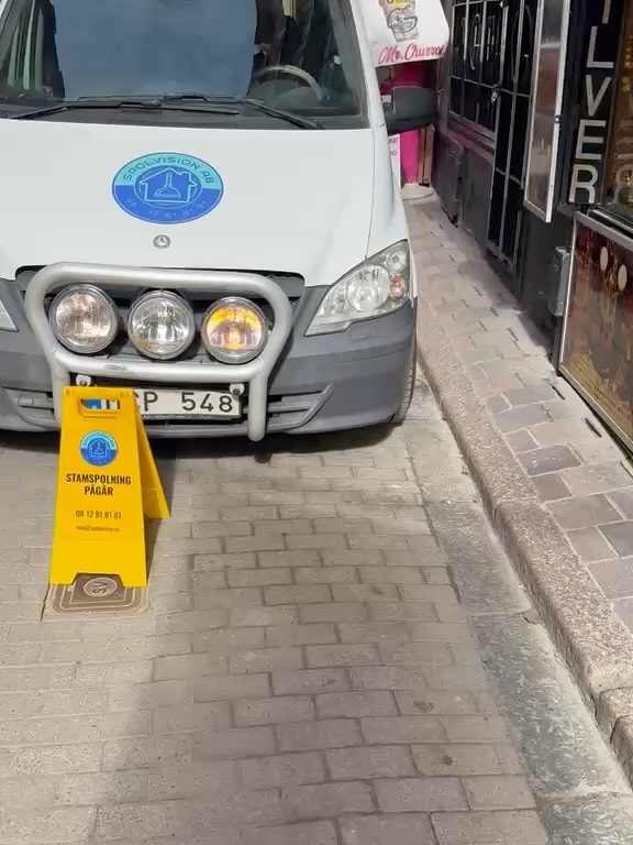 Idag rullar vår spolbil genom Gamla Stan. Trånga gränder, mycket folk - men också Stockholms mysigaste platser att jobba på. 💦🏘️ #stoppiavlopp #stoppiavloppet #stoppiavloppetiköket #spolbil #gamlastan