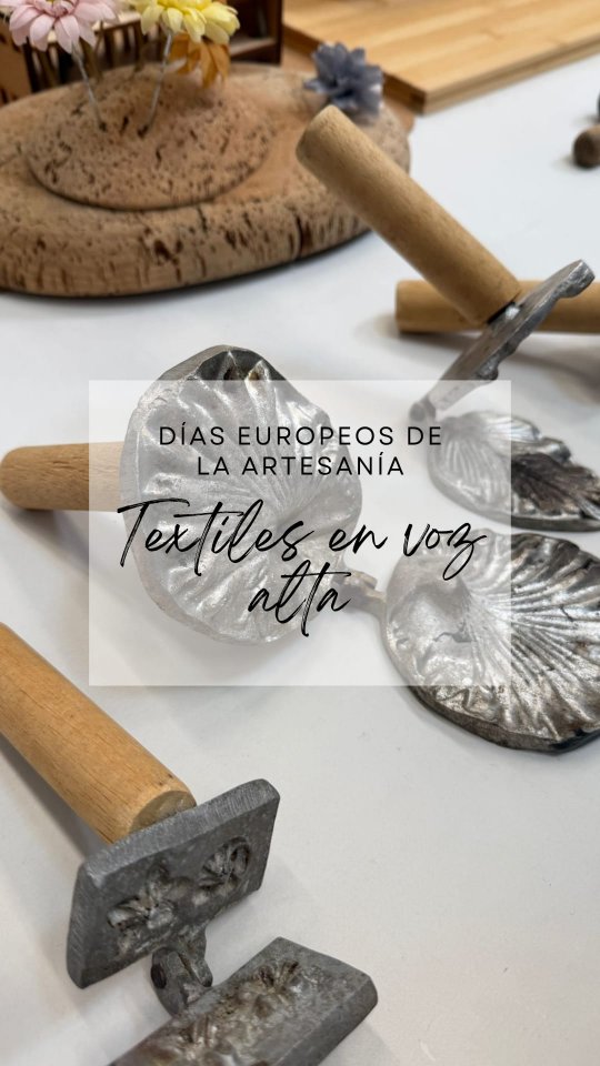En un mundo que nos exige inmediatez, detenerse a observar cómo la materia se transforma, es un acto de insumisión.
Así vivimos "Textiles en voz alta". Una mañana de pausa compartiendo y dialogando alrededor de la mesa del taller.
Gracias infinitas a:
🤍 Cada una de las personas que decidisteis pausar el tiempo y acercaros a escuchar el lenguaje de las fibras. Ha sido un honor compartir este tiempo con vosotras.
🤍 @casabonita_carabanchel por acogernos en su maravilloso espacio.
🤍 Mis compañeras de la @actcreaciontextil por hacer posible y enriquecer este encuentro.
🤍 @fundesarte , @oficioyarte y @eca.crafts por poner en valor y dar visibilidad a la artesanía.
#diaseuropeosdelaartesania #altaartesanía #luxurycraftmanship
P.D. Para que nuestros caminos se crucen en las próximas experiencias y exposiciones, os invito a uniros a "Cartas desde el taller", tenéis el enlace en mi bio.