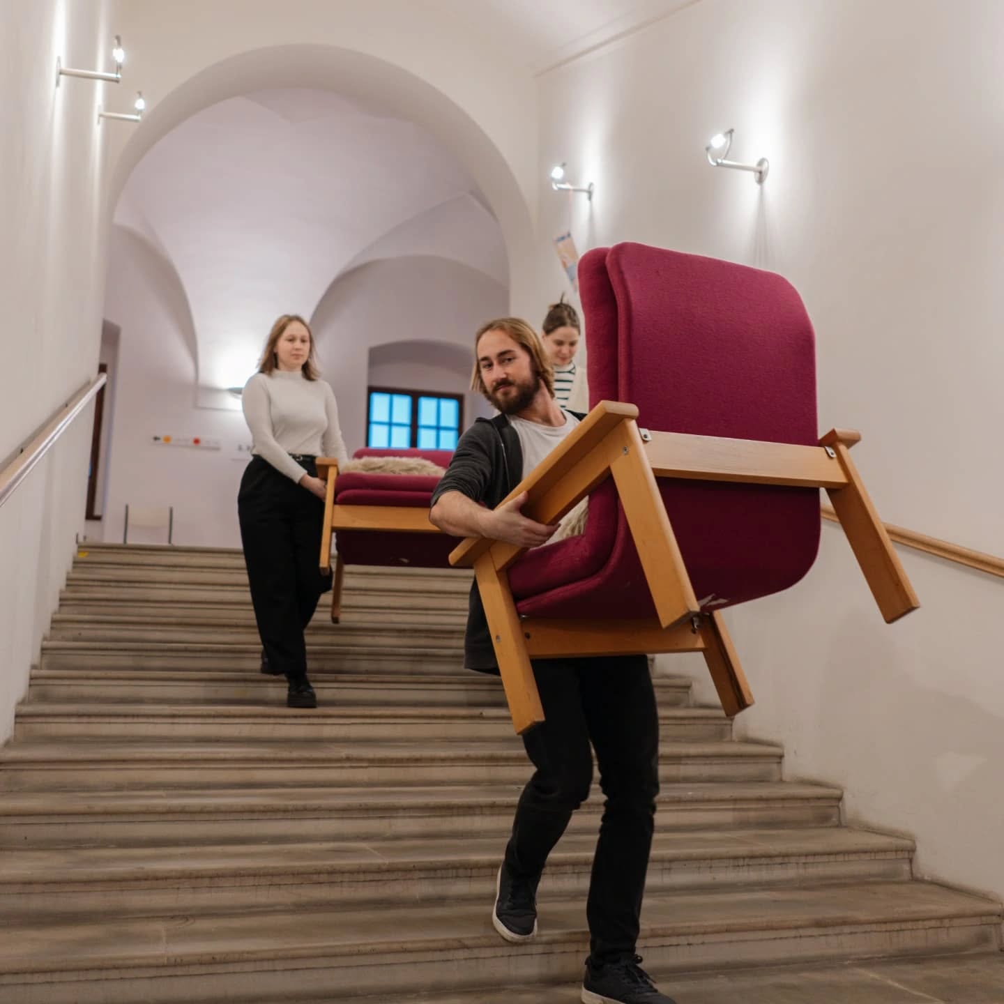 DŮLEŽITÉ INFORMACE PRO NÁVŠTĚVNÍKY❕
Přípravy jsou v plnem proudu a my vám nesem aktualni info.
Dizajntrh proběhne 23.-24. listopadu (so 10:00-18:00, ne 10:00-17:00) na olomouckém Konviktu (Univerzitní 3, 779 00 Olomouc).
Vstup je 70 Kč, děti do 15 let zdarma. ❤️ Pokladny naleznete u obou vstupů. Vstupenka je platná na oba dny.
💸 platební metody: vstupné pouze hotově, u některých prodejců bude možné platit i kartou, ale formu platby si každý prodejce určuje sám, doporučujeme proto raději i hotovost
🤩 doprovodný program: připravili jsme toho pro vás opravdu hodně, soupis veškerých workshopů a dalšího naleznete zde: dizajntrh.cz/doprogram-rozcestnik
🍔 občerstvení: o náplň svých žaludků nemusíte mít strach, máme přichystanou dobrou kávu, limonády a jídlo i pro vegany a celiaky
🗺 orientace na místě: k dispozici budou mapky (nejen) s přehledem prodejců
🐶 pobyt psů: pejsci ani další zvířátka na akci bohužel nemohou
🧑🦼👩🍼: místo je bezbariérové, k dispozici jsou výtahy - prosíme tuto možnost přenechat fyzicky znevýhodněným a starším osobám.. zároveň důrazně prosíme rodiče s kočárky, pokud můžete - kočárky odložte na parkovištích (Atrium v přízemí a foyer u výtahu v podkroví) a děti vezměte do nosítek
📸 váš feedback: těšíme se na vaše momentky a fotky - sdílet je můžete s #dizajntrh + budeme rádi za jakýkoliv feedback buď na náš mail ahoj@dizajntrh.cz, na sociálních sítích nebo do skleněné nádoby u vrátnice konviktu, ať akci můžeme dále zlepšovat!
Máte nějaký dotaz? Podívejte se na náš web dizajntrh.cz, jestli tam nenajdete svou odpověď nebo nám napište! 😊
📷: @photo.barevno