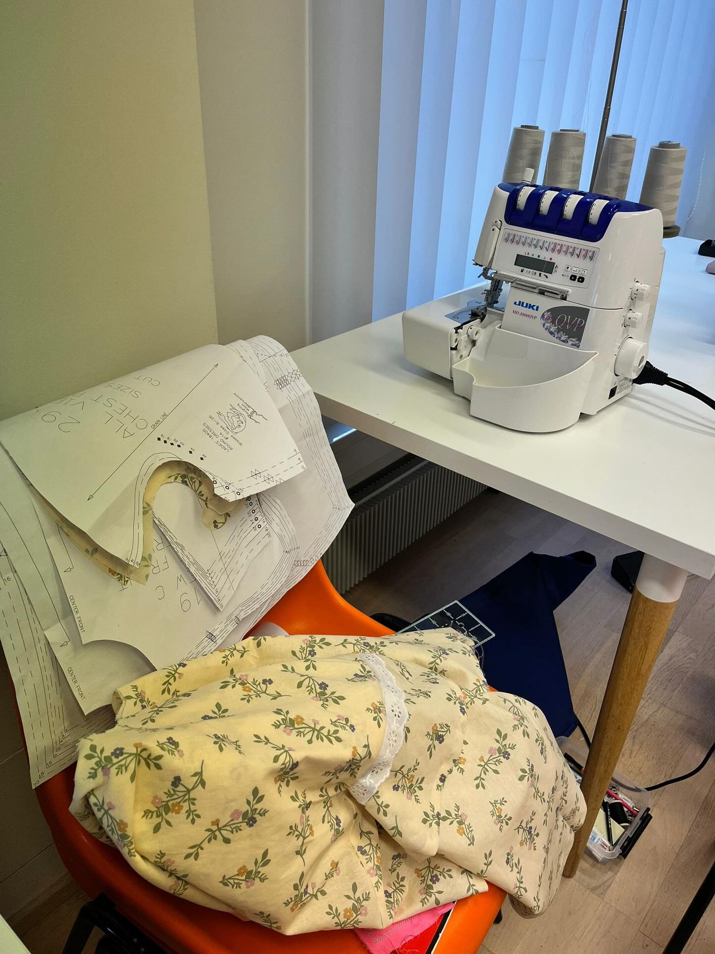 Puvustuksen kulisseissa tapahtuu! Viikonlopun ompelutalkoissa Pikku naisia -näytelmän ompelutiimi työskenteli täydellä sydämellä, jotta hahmojen tarinat heräävät eloon myös vaatteissa. Tämä porukka tekee käsillään sen, mikä näkyy lavalla suurena kokonaisuutena. Arvostus on suuri.
Ensi-ilta 13.6.2026
Louisa May Alcott
Näyttämösovitus Heini Vahtera
Ohjaus Sirpa Riuttala
Järvenpään Vanhankylänniemessä
#Järvenpäänteatteri #Järvenpäänkesäteatteri #kesäteatteri #Pikkunaisia #kesä2026