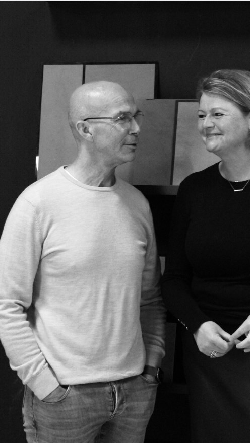 Een kijkje in onze showroom 🧡
Hier begint het maken van jouw thuis. Van vloeren tot gordijnen en alles daartussenin: we laten je graag zien wat er allemaal mogelijk is.