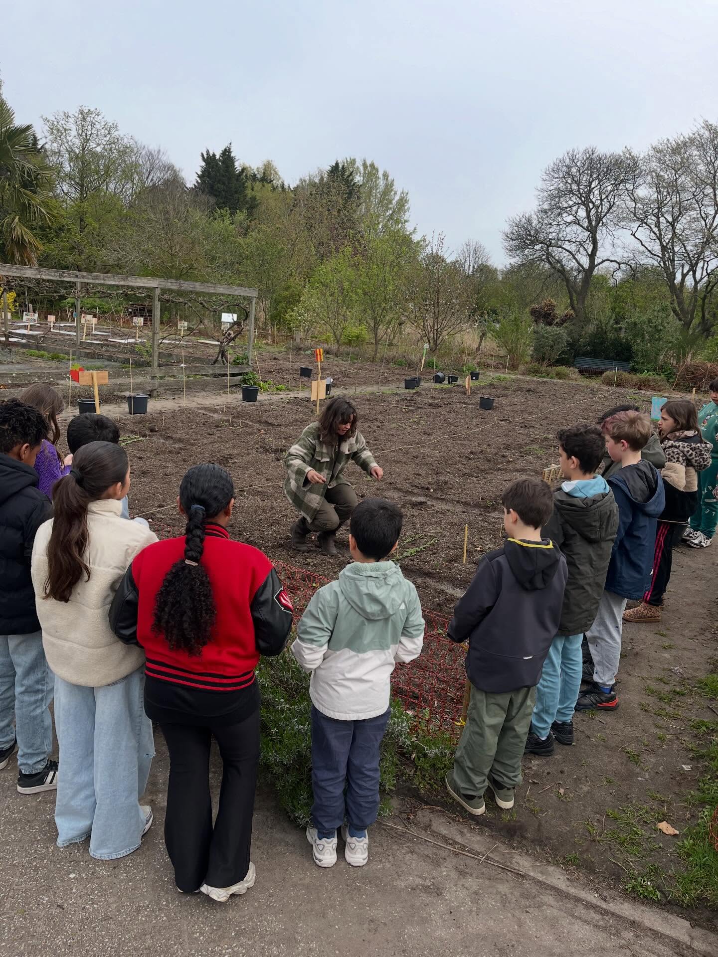 In groep 6 en 7 gaan de kinderen van Aldoende wekelijks naar de schooltuinen. Deze week begonnen onze rucola en radijs al te groeien! 🌺🪴