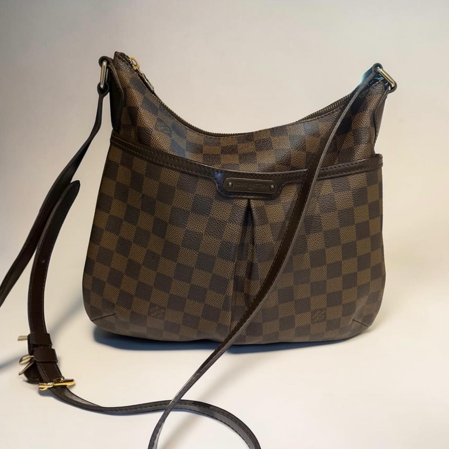 Louis Vuitton Damier Ebene Canvas Bloomsbury PM
Brand: Louis Vuitton
Model: Bloomsbury PM
Category: Shoulder Bag
Size: PM (Small)
Color: Damier Ebene (Brown Canvas)
Condition: good
Preloved 💯Authentic