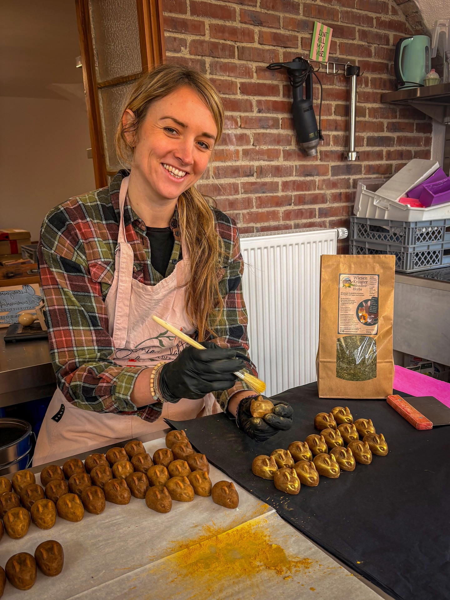 Heid wird’s golden bei uns… ✨
Wir nehmen euch mit zum Feinschliff unserer Wiesenharmonie Hasenseifen bei Anna-Katharina in der Chiemgauer Seifenmanufaktur 🫧🌿
Die Seifen macht die Anna ganz exklusiv für uns – mit ganz viel Gspür und Handarbeit 💛
Zwei Duftvarianten gibt’s:
🍊 Orange & Zimt als Haserl (handvergoldet ✨)
🍋 Melisse & Lemongras als Haserl und auch als Seifenstücke in zwei Größen 😉.
Des Besondere: In jeder Seife stecken echte Samerberger Wiesenkräuter 🌱💚. Mit Liebe veredelt – und des sieht (und riecht) ma einfach 🤩.
Welche wär euer Favorit? 🍊 oder 🍋
Schreibt’s uns gern!
Pfiat eich,
Anna-Katharina & Johannes ✌️