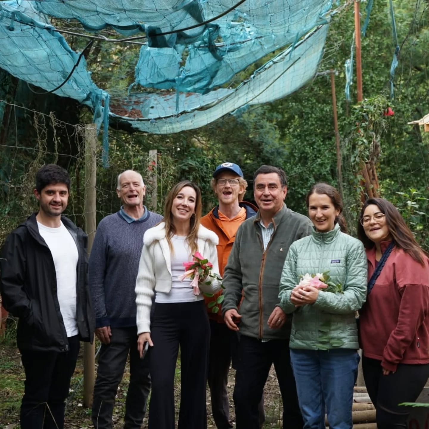 En el día de ayer nos visitaron de la Fundación Chilco y el Jardín Botánico de Edimburgo ilustres investigadores de flora nativa, Martín Gardner, Josefina Hepp, Marc Gilbert, Graeme MacDonald, Sylvana Quest y la ilustradora Francisca Espinoza. Tuvimos un grato intercambio de conocimientos. Fue muy agradable que visitaran nuestro trabajo de más de 30 años. Quedaron sorprendidos con la belleza de nuestros copihues y el trabajo realizado.